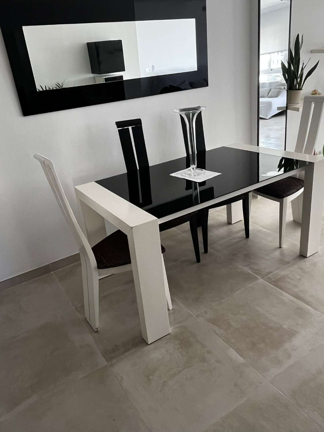 SE ALQUILA DESDE 1.9.27-30.5.28 BONITO APARTAMENTO EN ª LINEA DE PLAYA  CON VISTAS AL MAR EN BENALMADENA