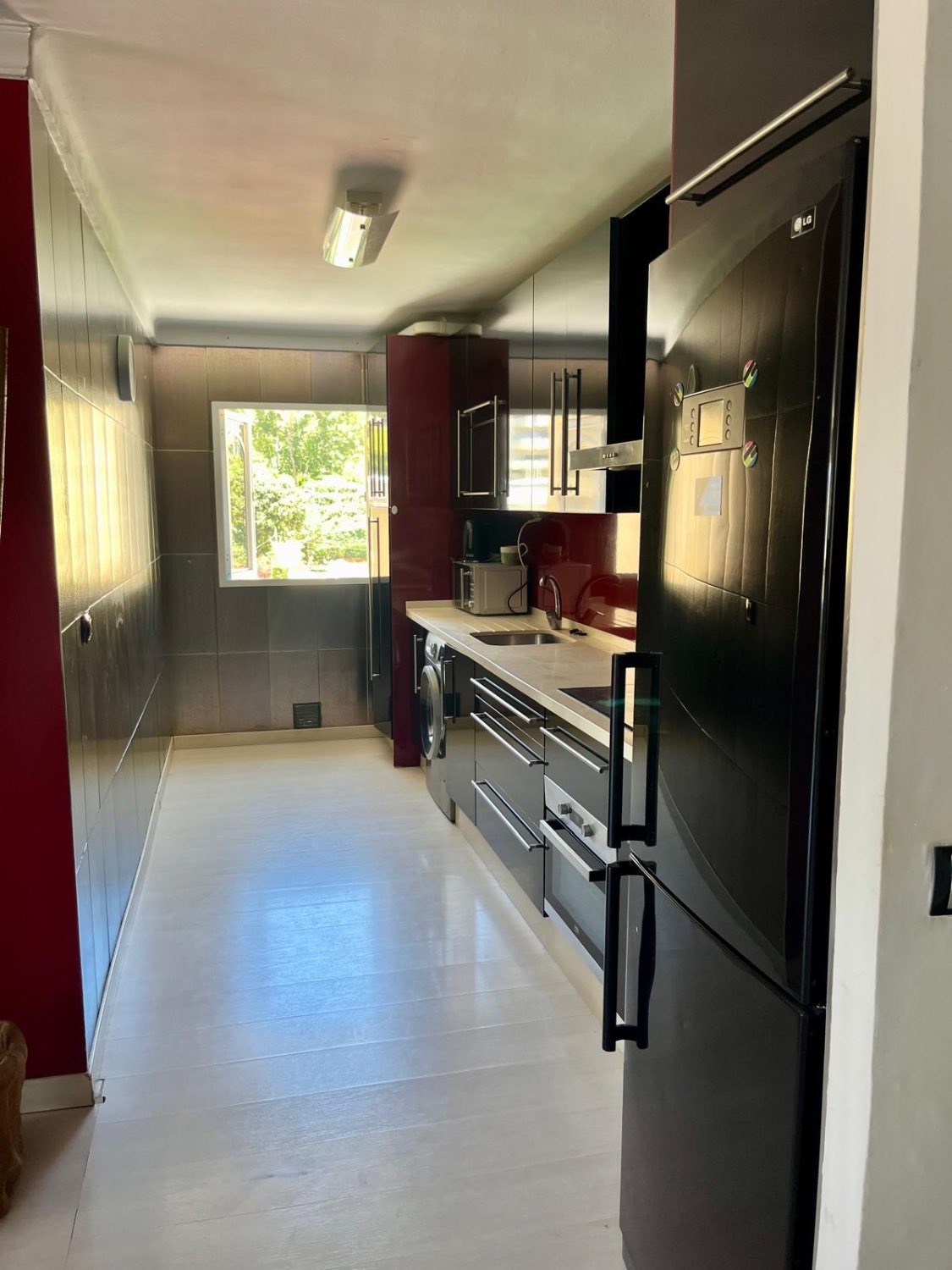 SE ALQUILA DESDE 1.9.27-30.5.28 BONITO APARTAMENTO EN ª LINEA DE PLAYA  CON VISTAS AL MAR EN BENALMADENA