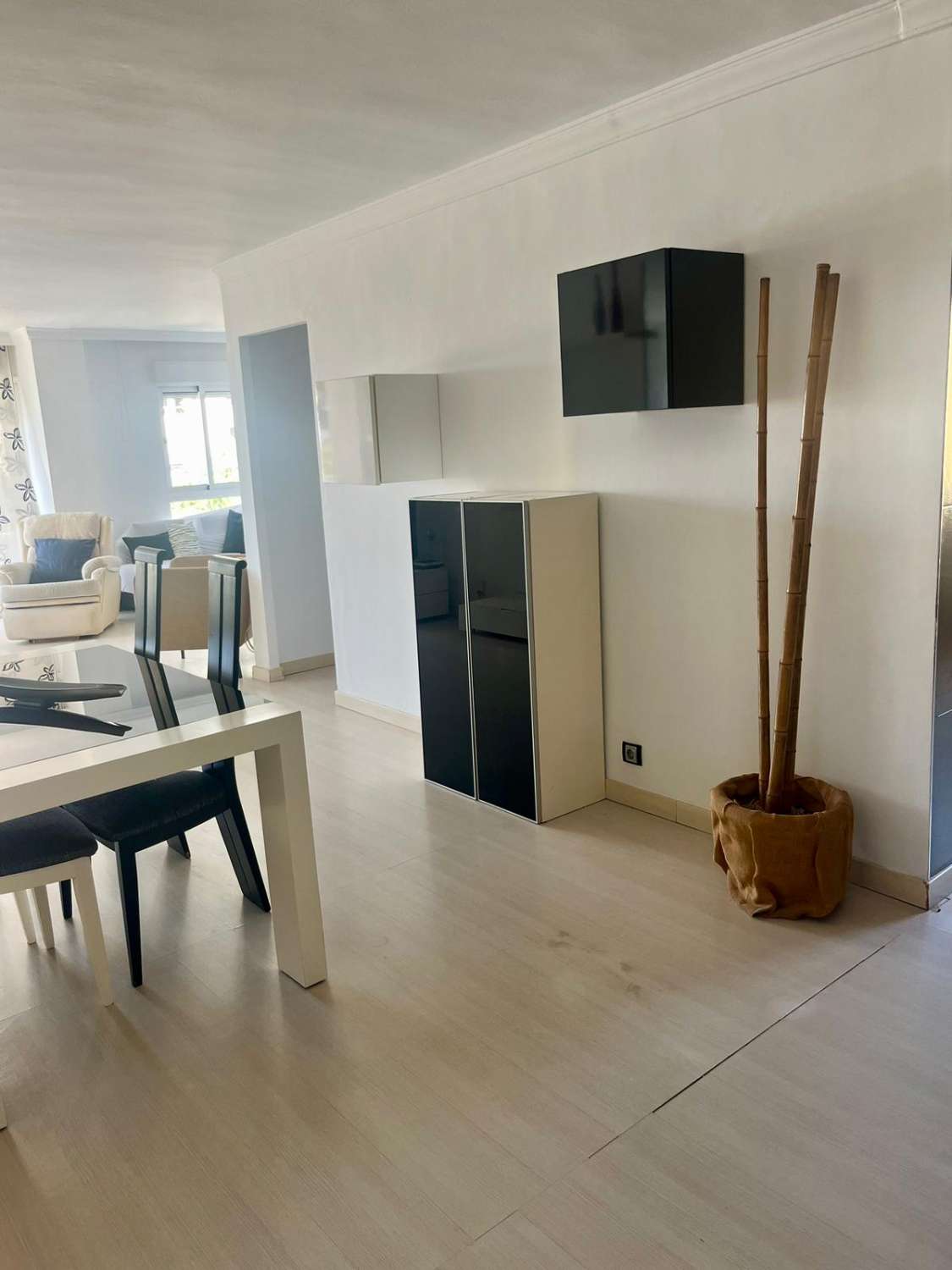 SE ALQUILA DESDE 1.9.27-30.5.28 BONITO APARTAMENTO EN ª LINEA DE PLAYA  CON VISTAS AL MAR EN BENALMADENA