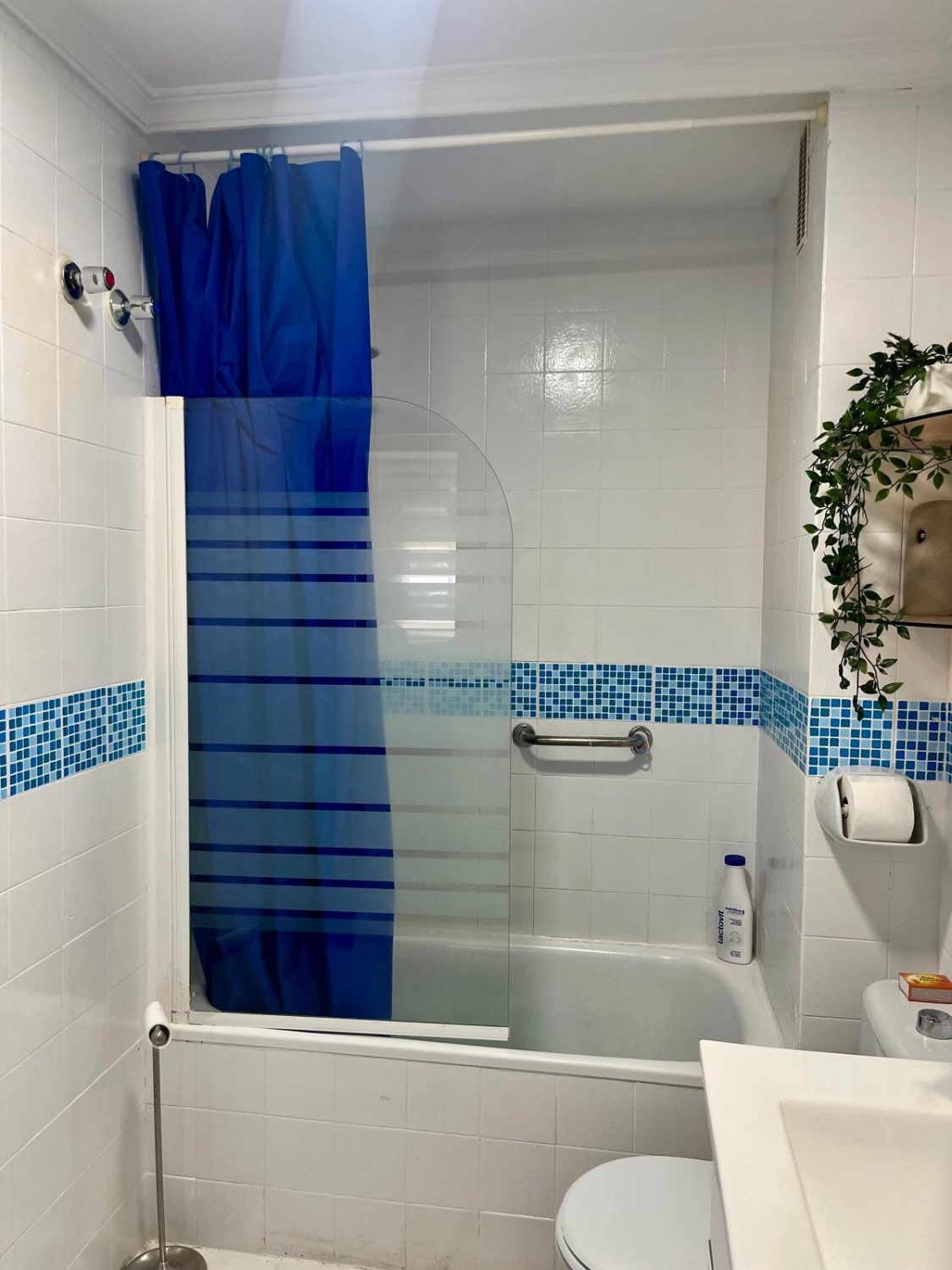 SE ALQUILA DESDE 1.9.27-30.5.28 BONITO APARTAMENTO EN ª LINEA DE PLAYA  CON VISTAS AL MAR EN BENALMADENA