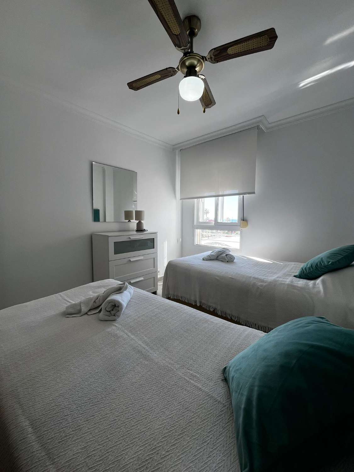 SE ALQUILA DESDE 1.9.27-30.5.28 BONITO APARTAMENTO EN ª LINEA DE PLAYA  CON VISTAS AL MAR EN BENALMADENA