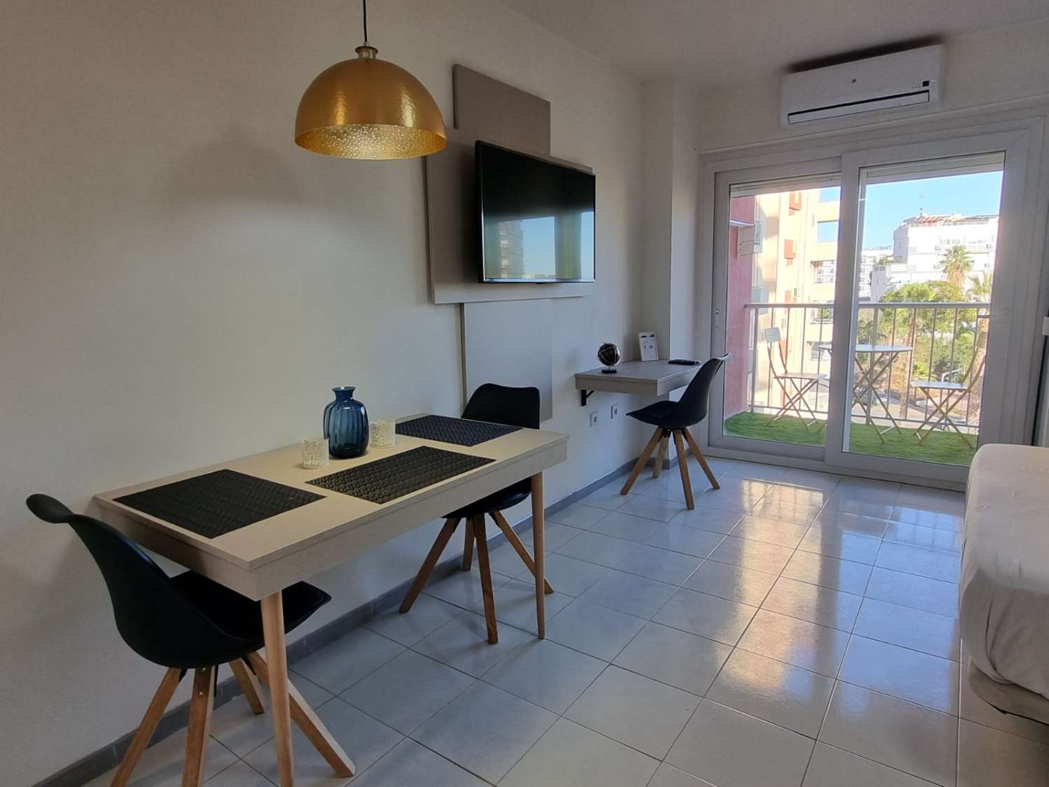 MEDIA TEMPORADA . SE ALQUILA ESTUDIO RECIENTEMENTE REFORMADO DESDE 1.9.26-30.6.27 EN BENALMÁDENA COSTA