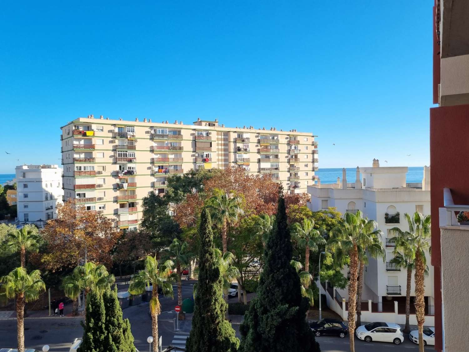 MEDIA TEMPORADA . SE ALQUILA ESTUDIO RECIENTEMENTE REFORMADO DESDE 1.9.26-30.6.27 EN BENALMÁDENA COSTA
