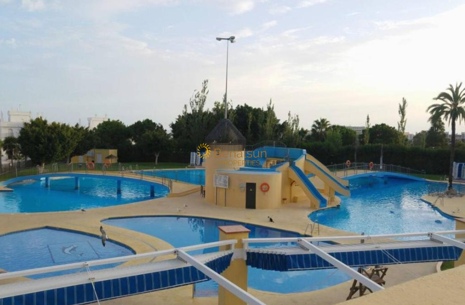 MEDIA TEMPORADA . SE ALQUILA ESTUDIO RECIENTEMENTE REFORMADO DESDE 1.9.26-30.6.27 EN BENALMÁDENA COSTA