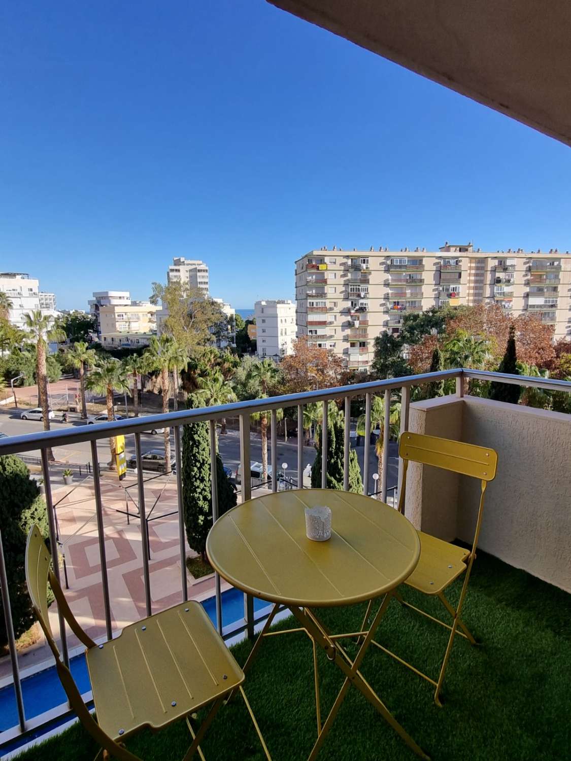 MEDIA TEMPORADA . SE ALQUILA ESTUDIO RECIENTEMENTE REFORMADO DESDE 1.9.26-30.6.27 EN BENALMÁDENA COSTA