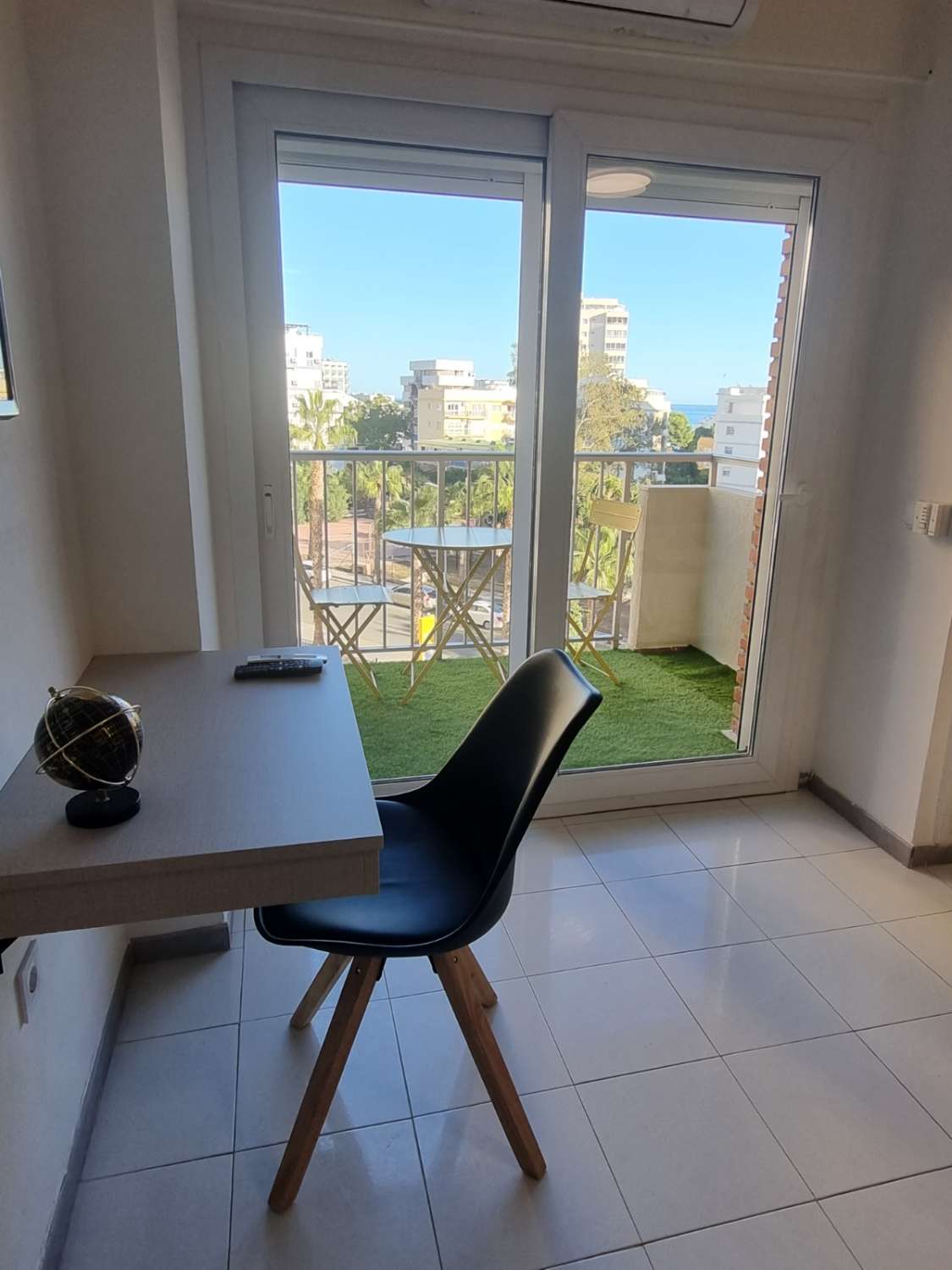 MEDIA TEMPORADA . SE ALQUILA ESTUDIO RECIENTEMENTE REFORMADO DESDE 1.9.26-30.6.27 EN BENALMÁDENA COSTA