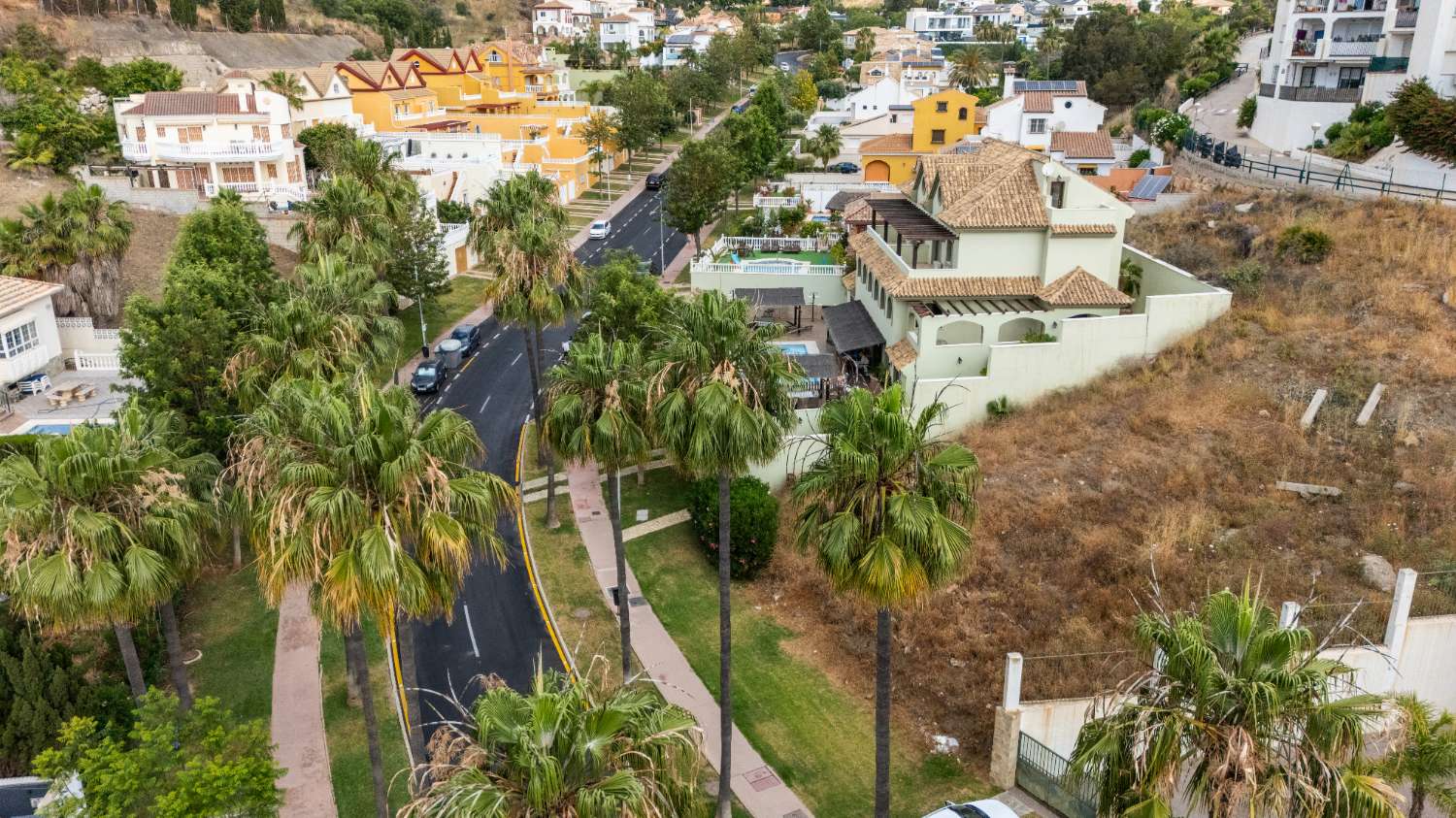 MIDDEN IN HET SEIZOEN, TE HUUR VAN 09-01-2026 - 30-06-20267 PRACHTIGE TWEE-EEN-KAP VILLA IN BENALMADENA COSTA