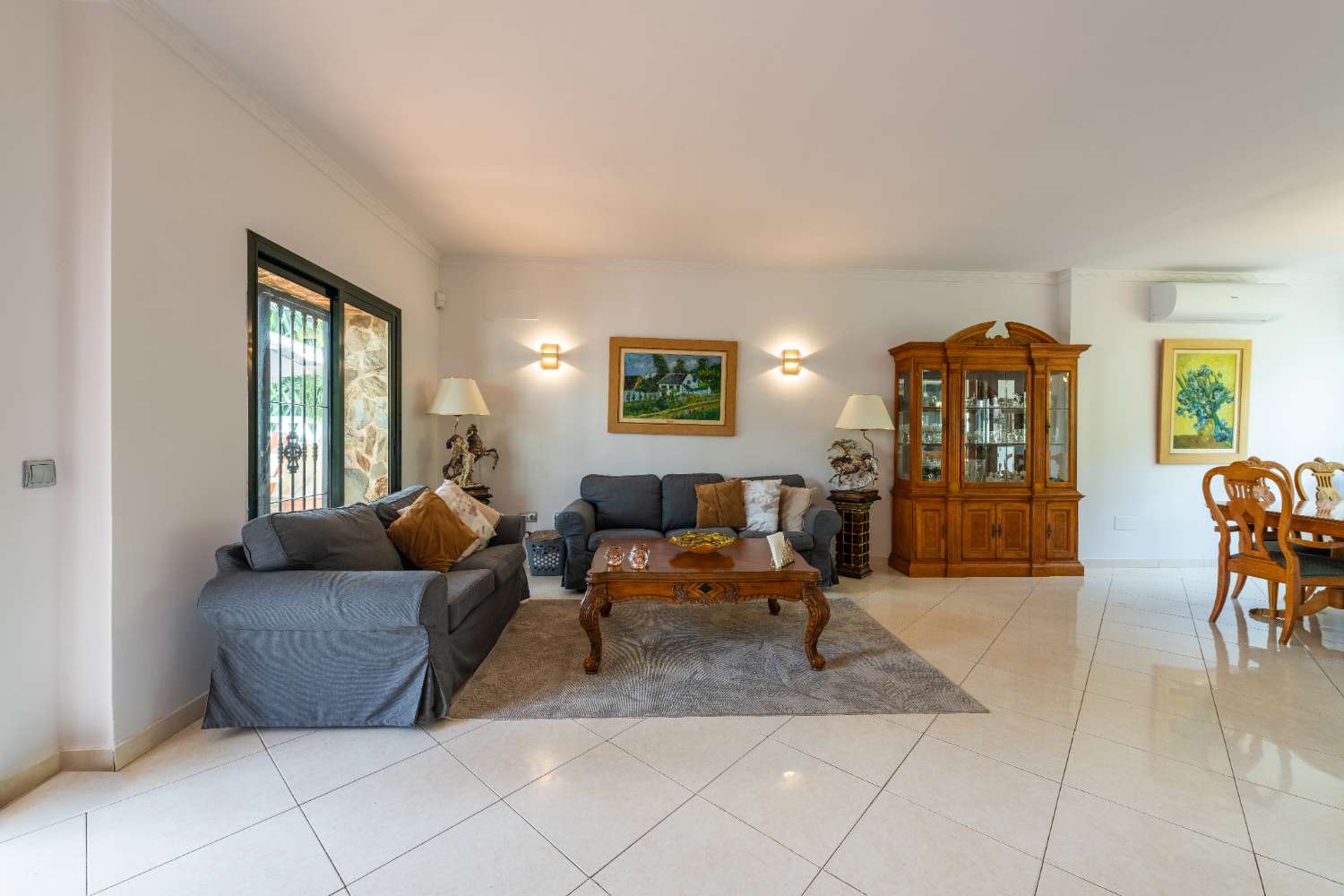 MIDDEN IN HET SEIZOEN, TE HUUR VAN 09-01-2026 - 30-06-20267 PRACHTIGE TWEE-EEN-KAP VILLA IN BENALMADENA COSTA