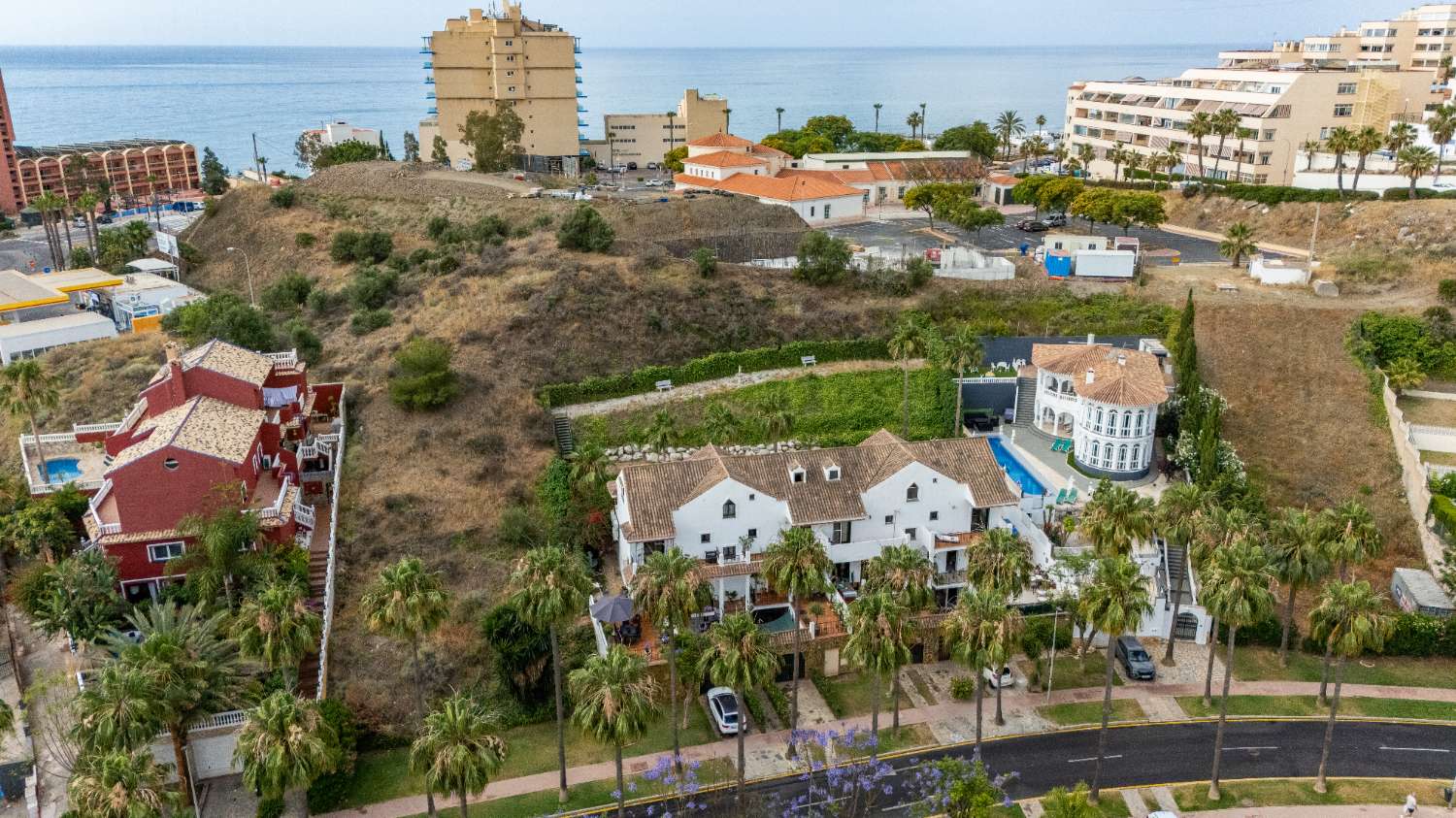 MIDDEN IN HET SEIZOEN, TE HUUR VAN 09-01-2026 - 30-06-20267 PRACHTIGE TWEE-EEN-KAP VILLA IN BENALMADENA COSTA