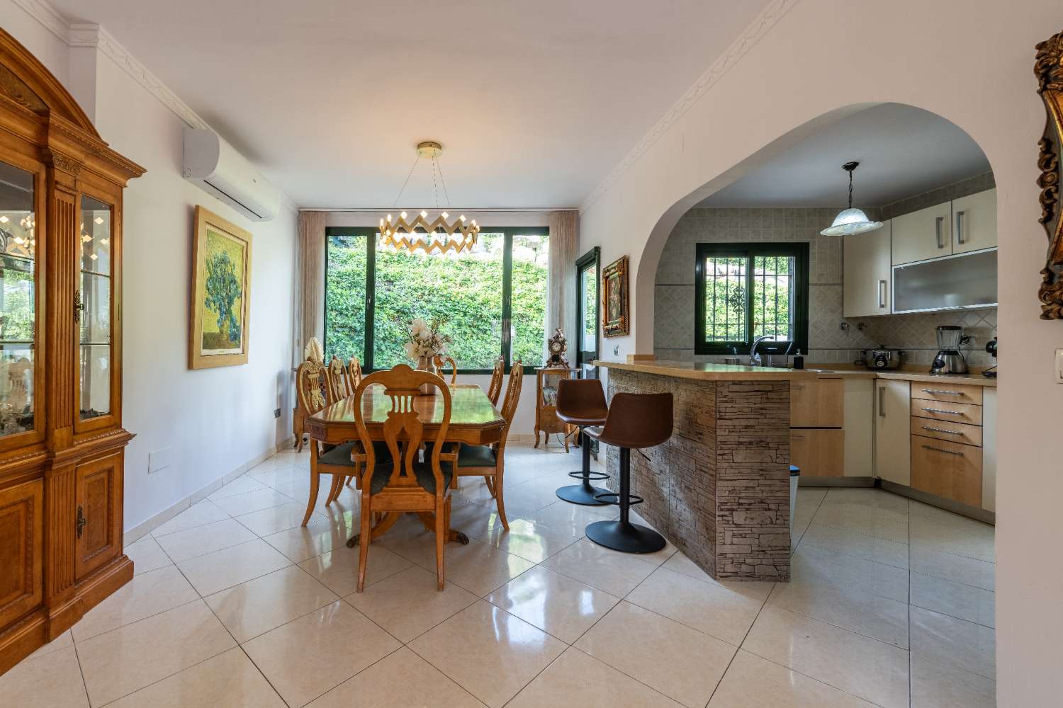 MIDDEN IN HET SEIZOEN, TE HUUR VAN 09-01-2026 - 30-06-20267 PRACHTIGE TWEE-EEN-KAP VILLA IN BENALMADENA COSTA