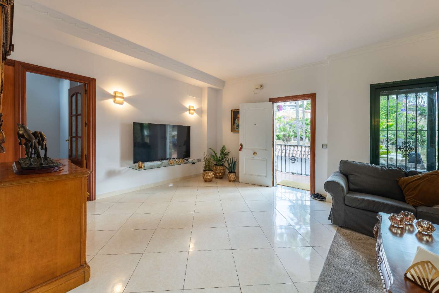 MIDDEN IN HET SEIZOEN, TE HUUR VAN 09-01-2026 - 30-06-20267 PRACHTIGE TWEE-EEN-KAP VILLA IN BENALMADENA COSTA