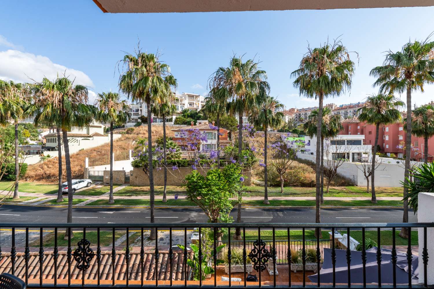 MIDDEN IN HET SEIZOEN, TE HUUR VAN 09-01-2026 - 30-06-20267 PRACHTIGE TWEE-EEN-KAP VILLA IN BENALMADENA COSTA