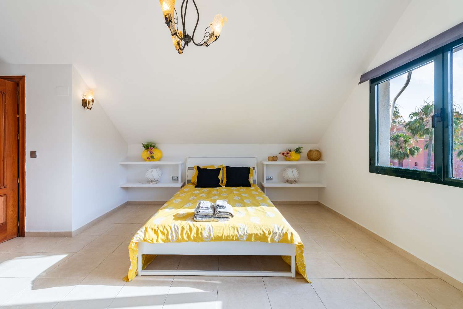 MIDDEN IN HET SEIZOEN, TE HUUR VAN 09-01-2026 - 30-06-20267 PRACHTIGE TWEE-EEN-KAP VILLA IN BENALMADENA COSTA