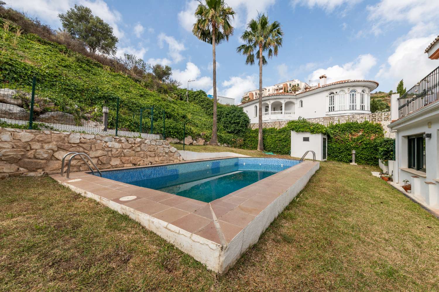 MIDDEN IN HET SEIZOEN, TE HUUR VAN 09-01-2026 - 30-06-20267 PRACHTIGE TWEE-EEN-KAP VILLA IN BENALMADENA COSTA