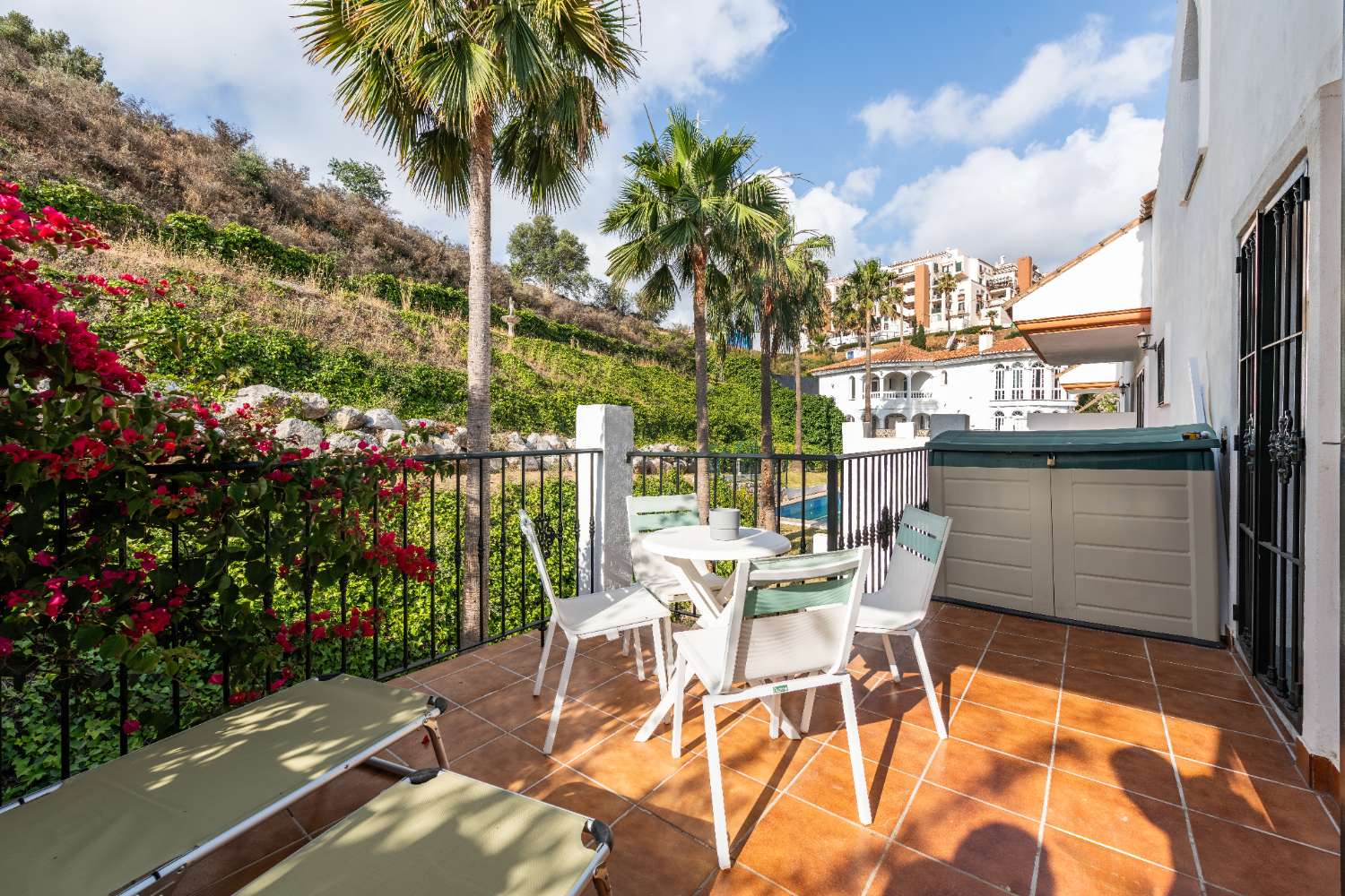 MIDDEN IN HET SEIZOEN, TE HUUR VAN 09-01-2026 - 30-06-20267 PRACHTIGE TWEE-EEN-KAP VILLA IN BENALMADENA COSTA