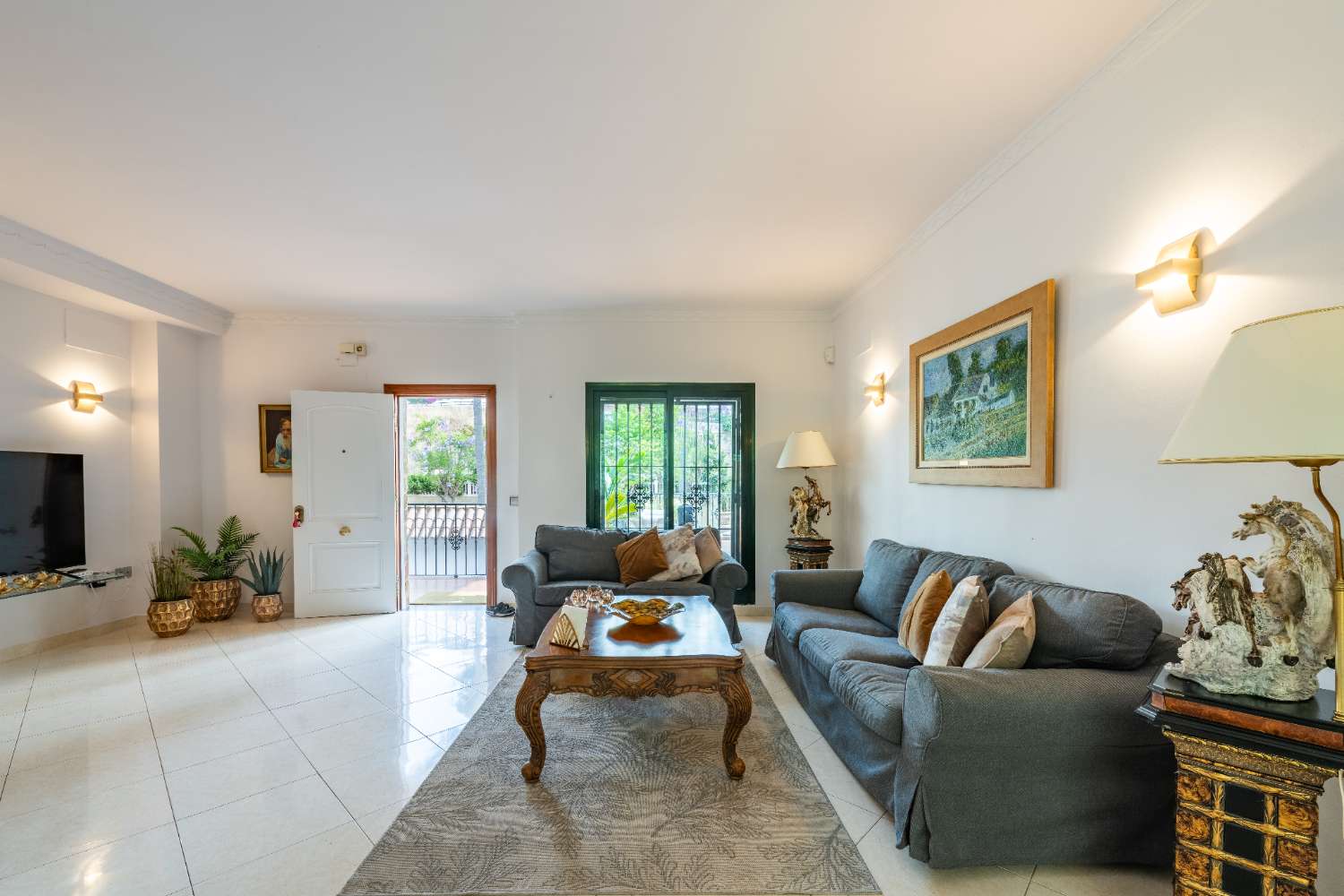 MIDDEN IN HET SEIZOEN, TE HUUR VAN 09-01-2026 - 30-06-20267 PRACHTIGE TWEE-EEN-KAP VILLA IN BENALMADENA COSTA