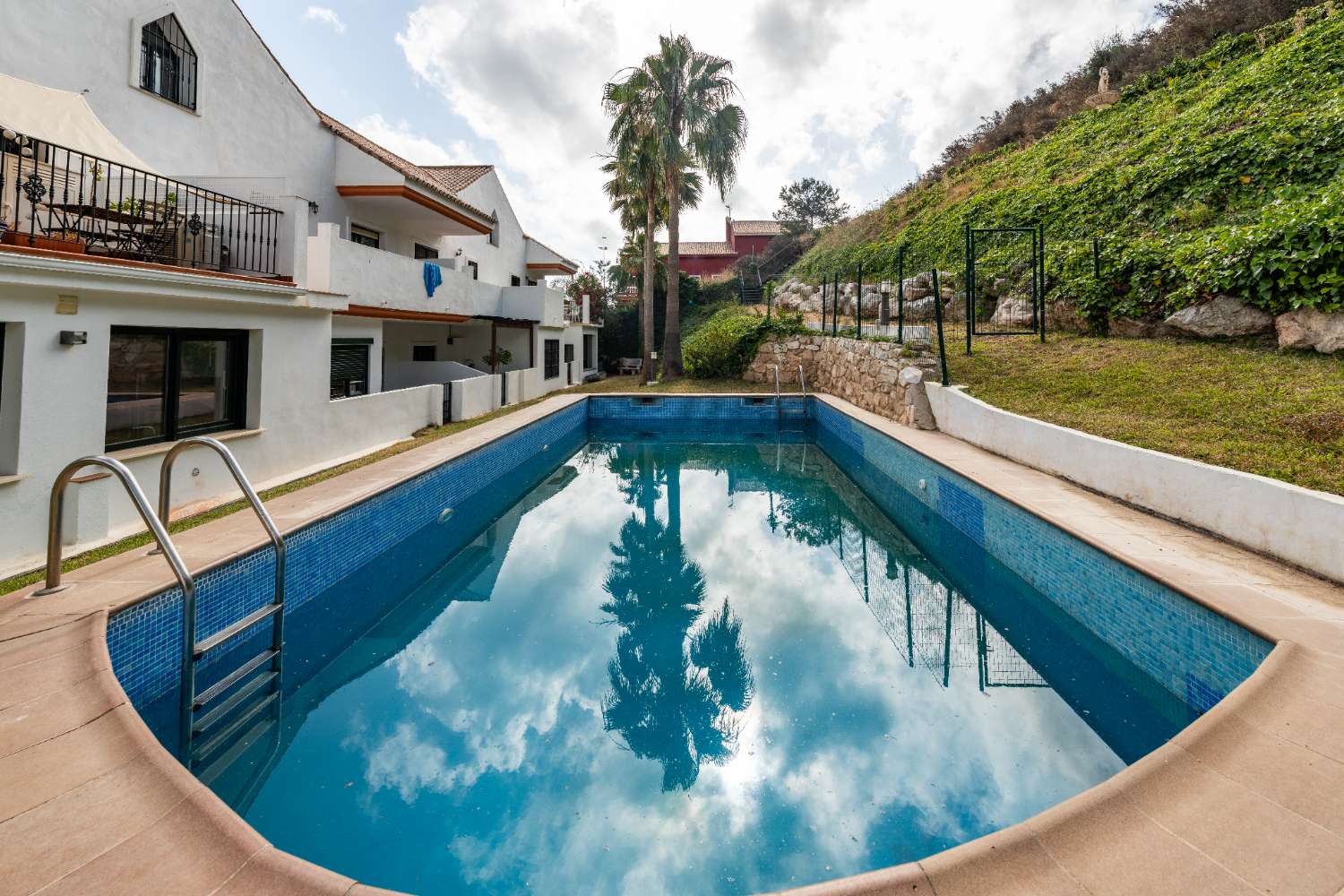 MIDDEN IN HET SEIZOEN, TE HUUR VAN 09-01-2026 - 30-06-20267 PRACHTIGE TWEE-EEN-KAP VILLA IN BENALMADENA COSTA