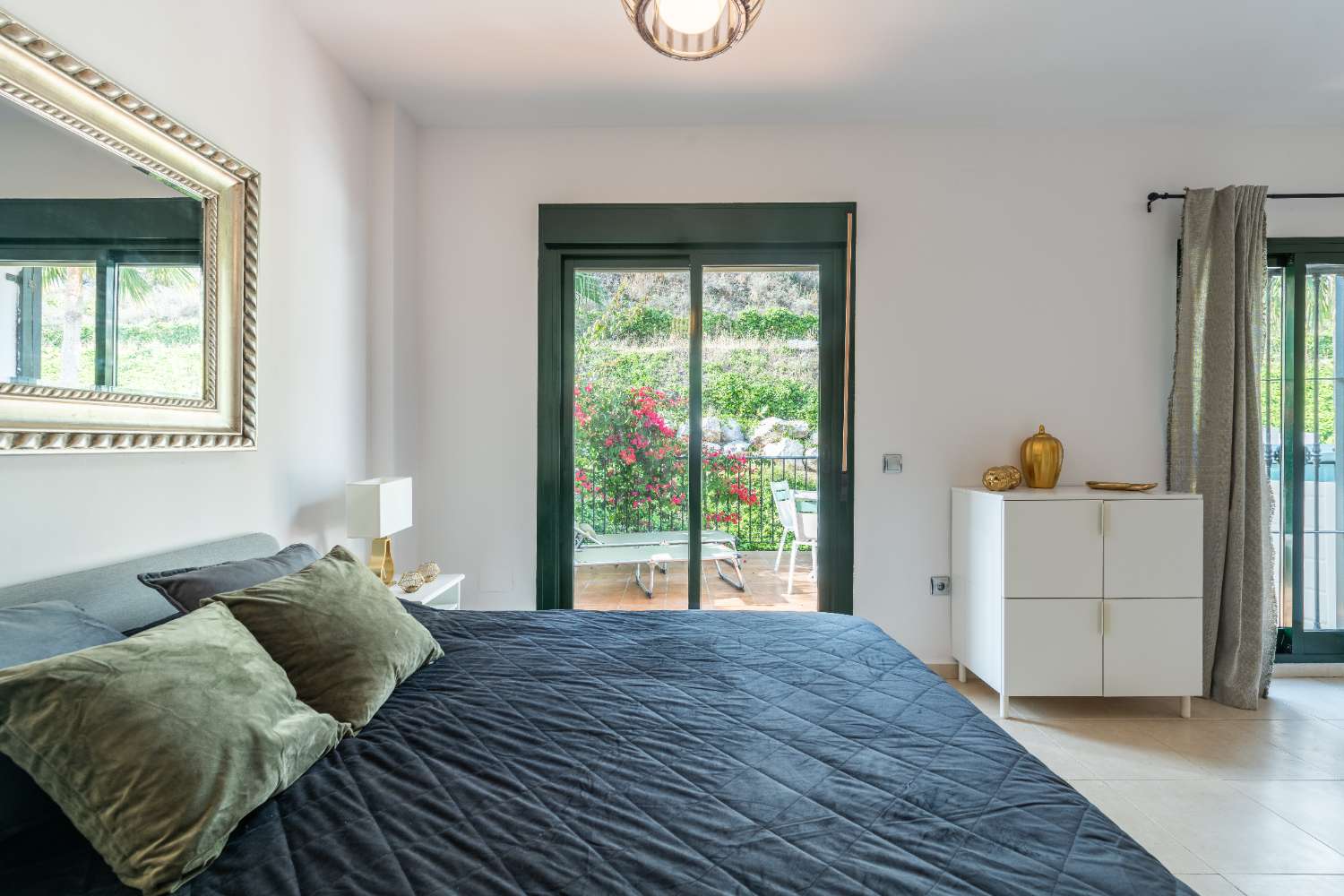 MIDDEN IN HET SEIZOEN, TE HUUR VAN 09-01-2026 - 30-06-20267 PRACHTIGE TWEE-EEN-KAP VILLA IN BENALMADENA COSTA