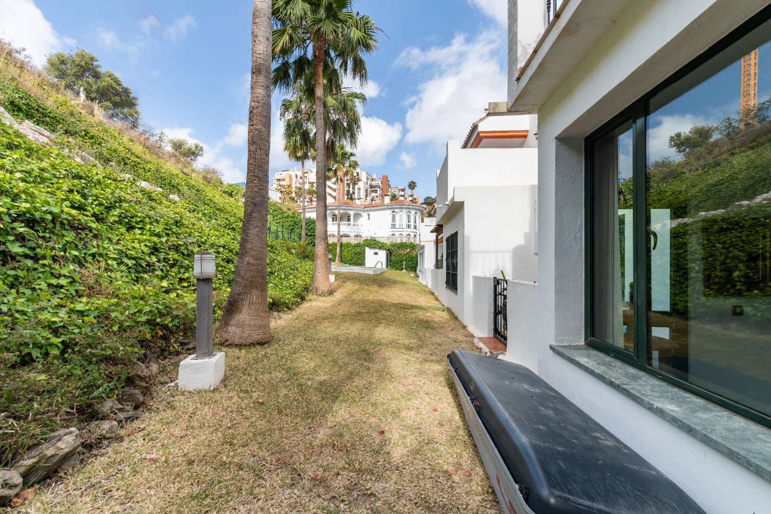 MIDDEN IN HET SEIZOEN, TE HUUR VAN 09-01-2026 - 30-06-20267 PRACHTIGE TWEE-EEN-KAP VILLA IN BENALMADENA COSTA