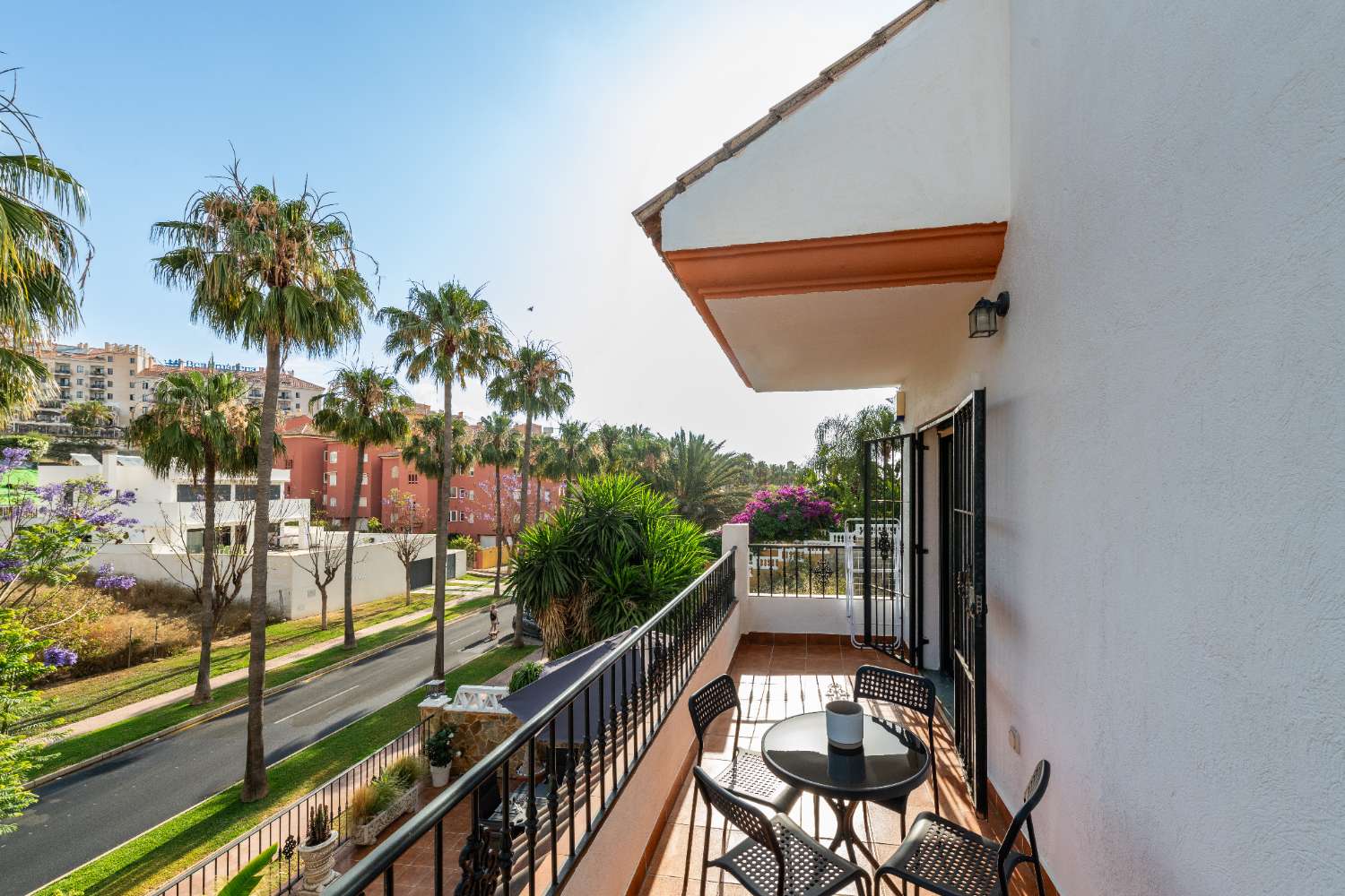 MIDDEN IN HET SEIZOEN, TE HUUR VAN 09-01-2026 - 30-06-20267 PRACHTIGE TWEE-EEN-KAP VILLA IN BENALMADENA COSTA