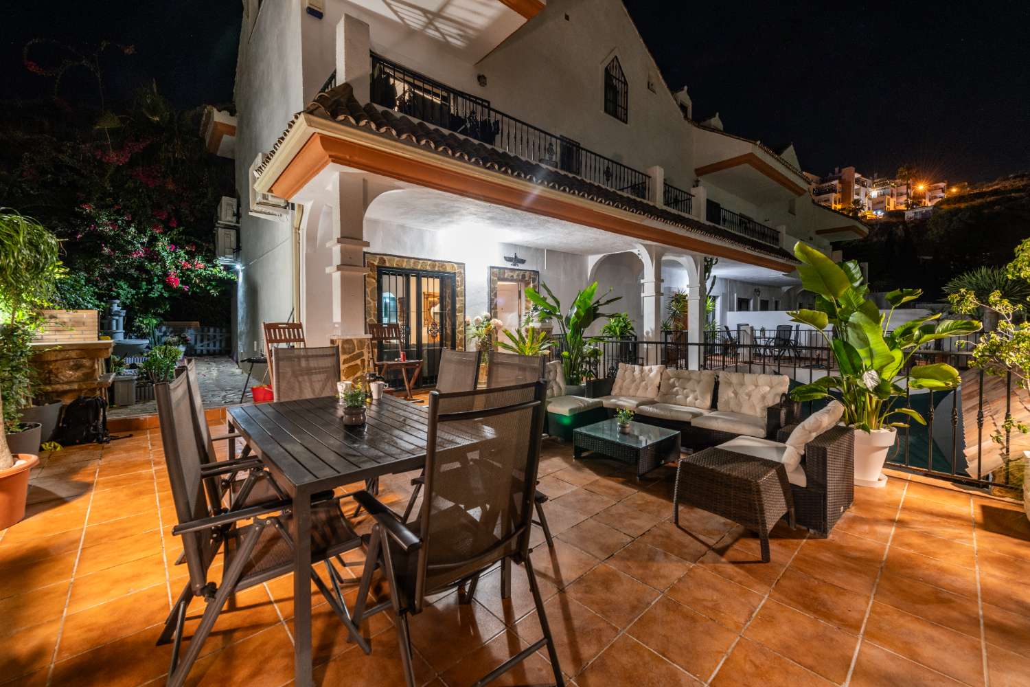MIDDEN IN HET SEIZOEN, TE HUUR VAN 09-01-2026 - 30-06-20267 PRACHTIGE TWEE-EEN-KAP VILLA IN BENALMADENA COSTA
