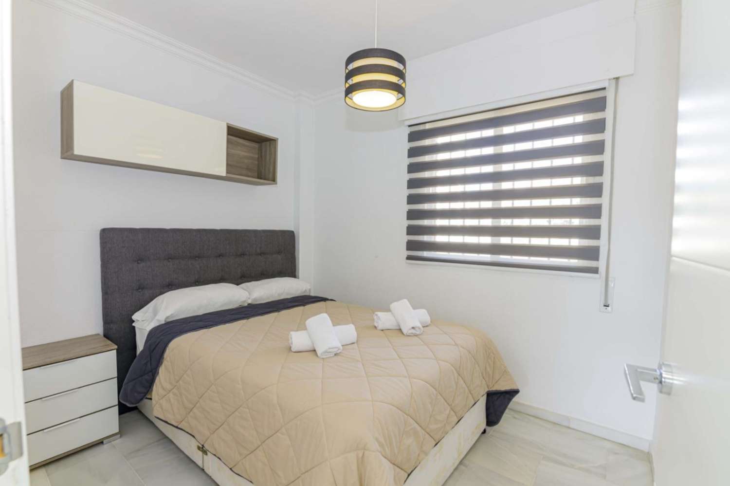 LARGA TEMPORADA SE ALQUILA DESDE  1.9 26 BONITO APARTAMENTO CON VISTAS PARCIALES AL MAR EN PUERTO MARINA (BENALMADENA)