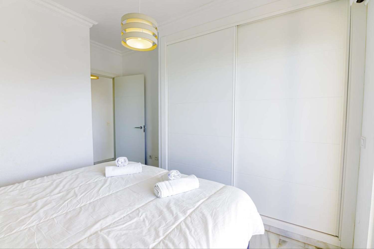 LARGA TEMPORADA SE ALQUILA DESDE  1.9 26 BONITO APARTAMENTO CON VISTAS PARCIALES AL MAR EN PUERTO MARINA (BENALMADENA)