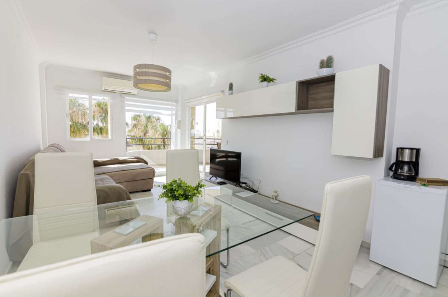 LARGA TEMPORADA SE ALQUILA DESDE  1.9 26 BONITO APARTAMENTO CON VISTAS PARCIALES AL MAR EN PUERTO MARINA (BENALMADENA)