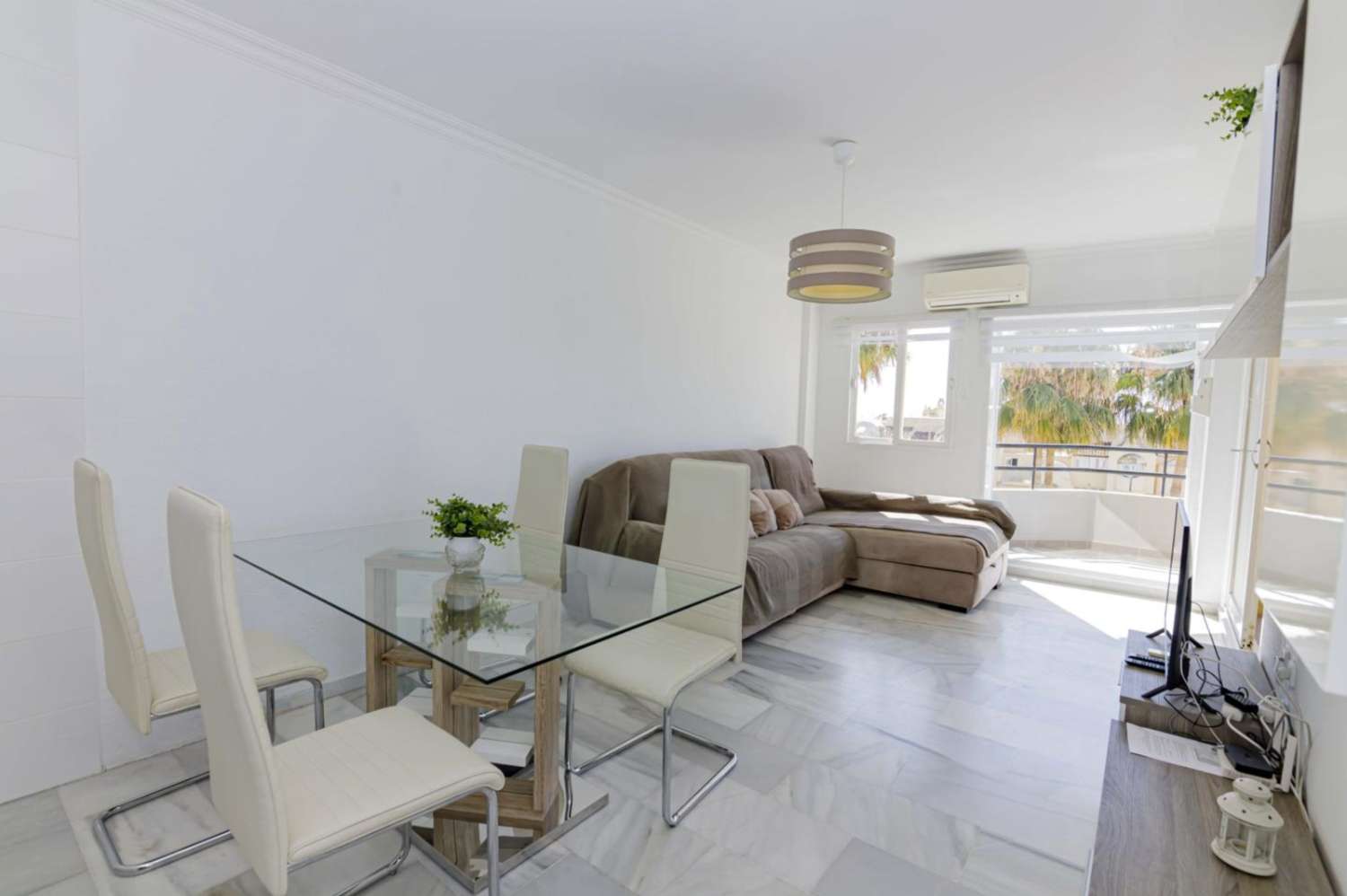 LARGA TEMPORADA SE ALQUILA DESDE  1.9 26 BONITO APARTAMENTO CON VISTAS PARCIALES AL MAR EN PUERTO MARINA (BENALMADENA)