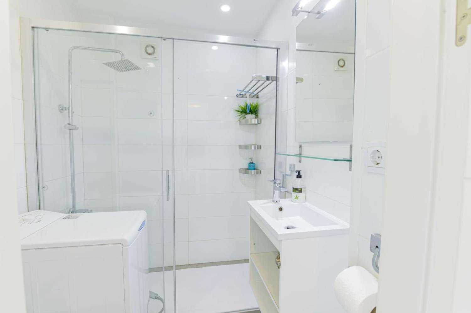 LARGA TEMPORADA SE ALQUILA DESDE  1.9 26 BONITO APARTAMENTO CON VISTAS PARCIALES AL MAR EN PUERTO MARINA (BENALMADENA)
