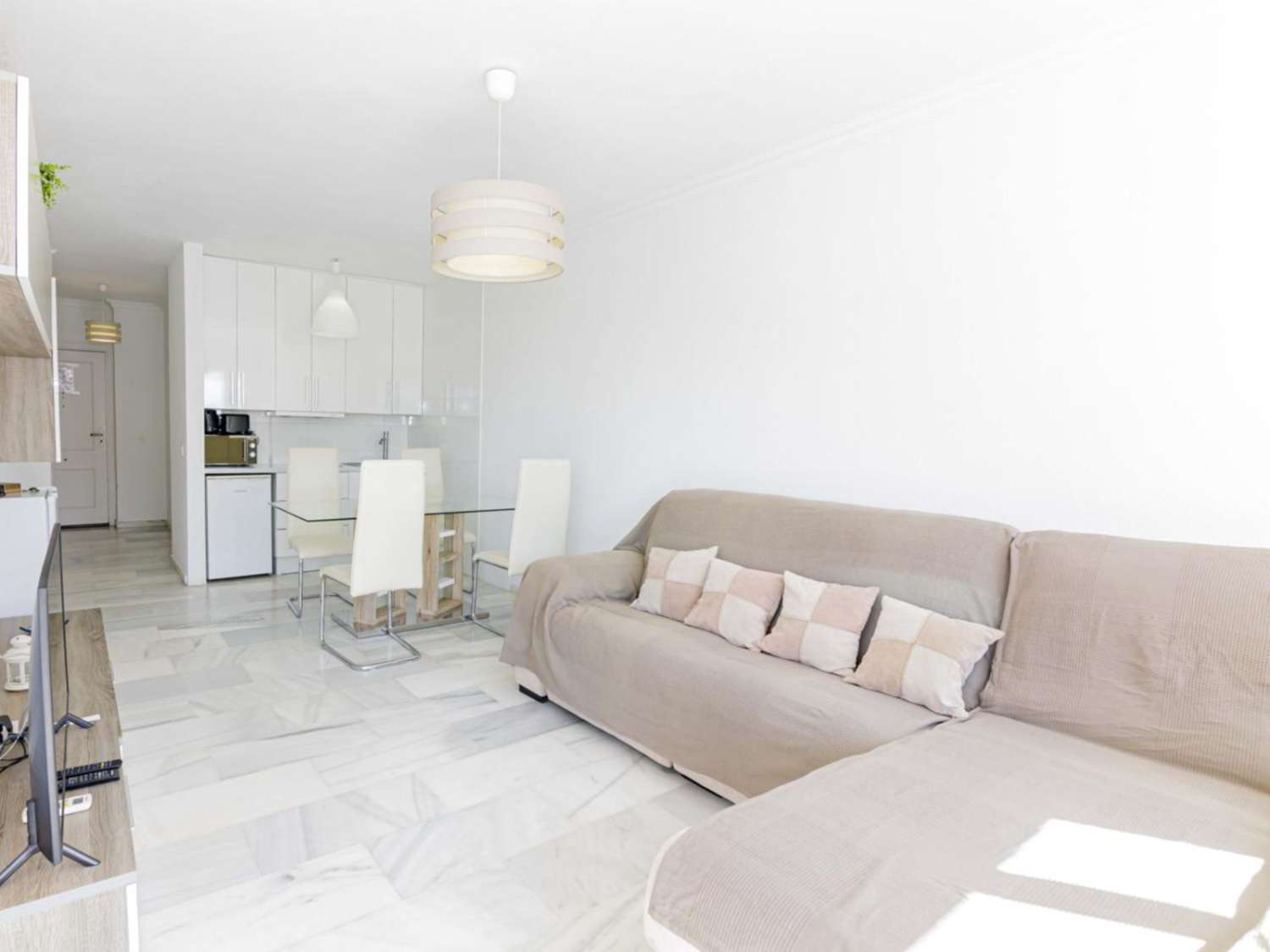 LARGA TEMPORADA SE ALQUILA DESDE  1.9 26 BONITO APARTAMENTO CON VISTAS PARCIALES AL MAR EN PUERTO MARINA (BENALMADENA)