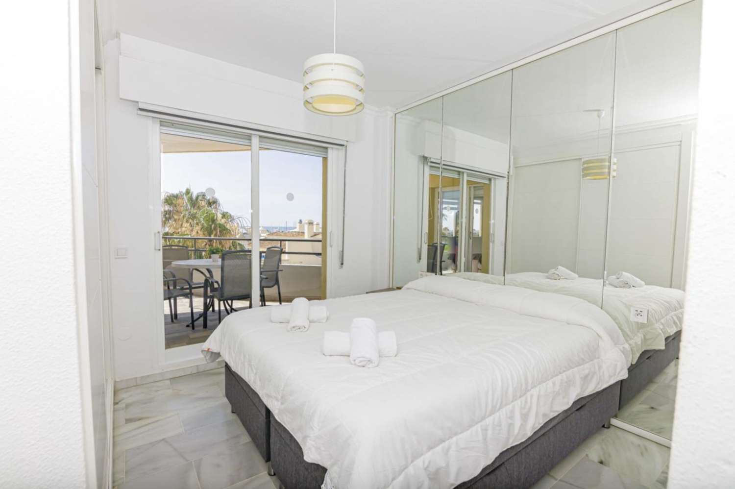 LARGA TEMPORADA SE ALQUILA DESDE  1.9 26 BONITO APARTAMENTO CON VISTAS PARCIALES AL MAR EN PUERTO MARINA (BENALMADENA)
