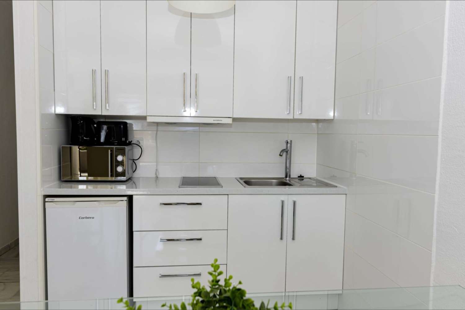 LARGA TEMPORADA SE ALQUILA DESDE  1.9 26 BONITO APARTAMENTO CON VISTAS PARCIALES AL MAR EN PUERTO MARINA (BENALMADENA)