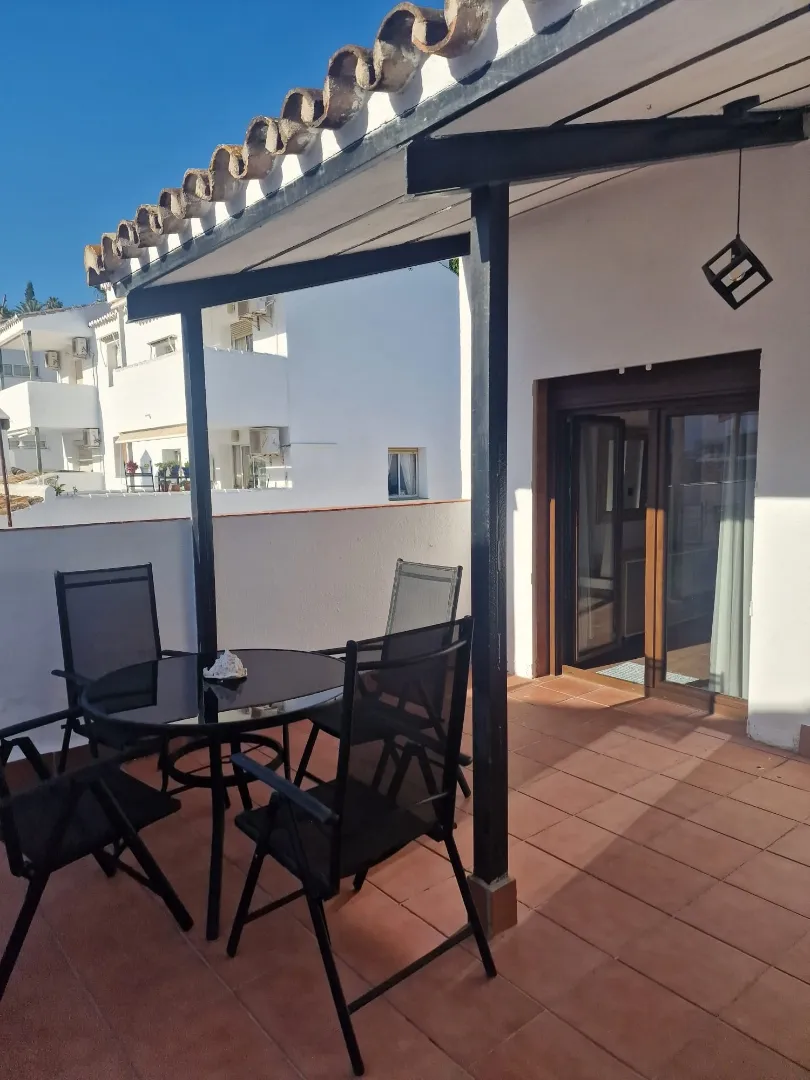 Larga temporada . Se alquila bonito chalet adosado con vistas al mar en Torremuelle (Benalmadena)