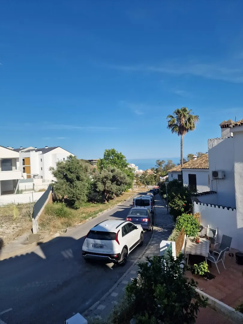 Larga temporada . Se alquila bonito chalet adosado con vistas al mar en Torremuelle (Benalmadena)