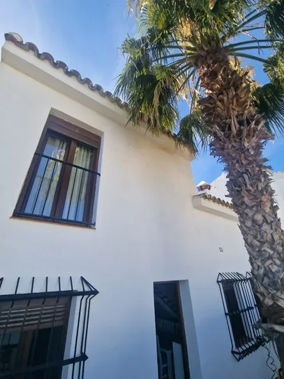 Larga temporada . Se alquila bonito chalet adosado con vistas al mar en Torremuelle (Benalmadena)