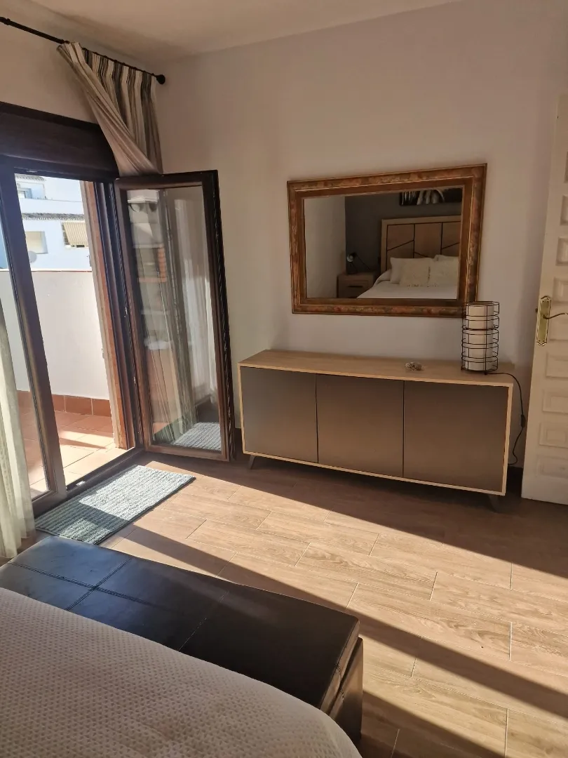 Larga temporada . Se alquila bonito chalet adosado con vistas al mar en Torremuelle (Benalmadena)
