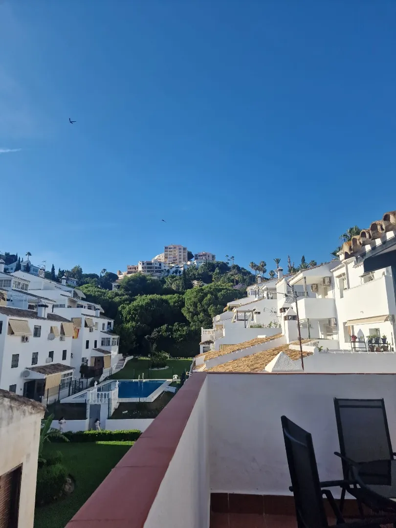 Larga temporada . Se alquila bonito chalet adosado con vistas al mar en Torremuelle (Benalmadena)