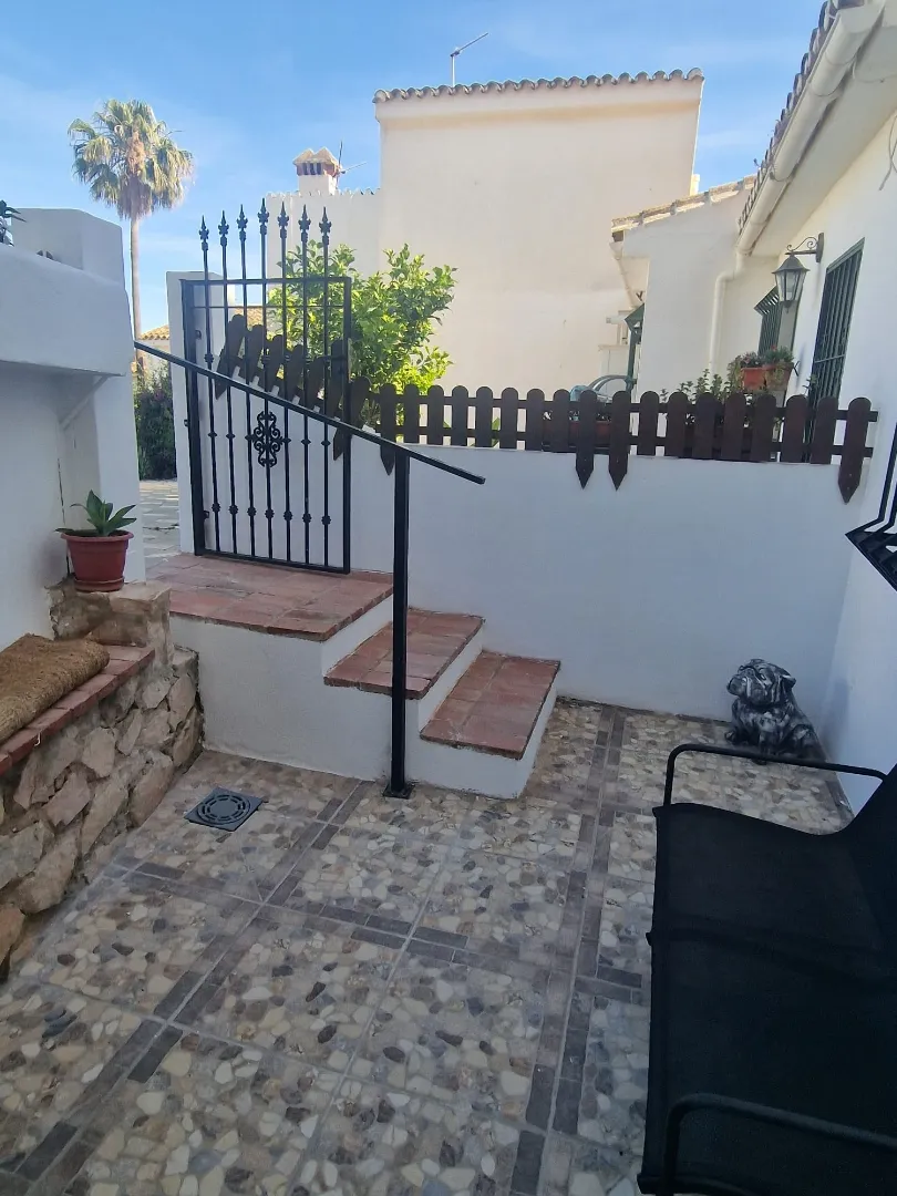 Larga temporada . Se alquila bonito chalet adosado con vistas al mar en Torremuelle (Benalmadena)