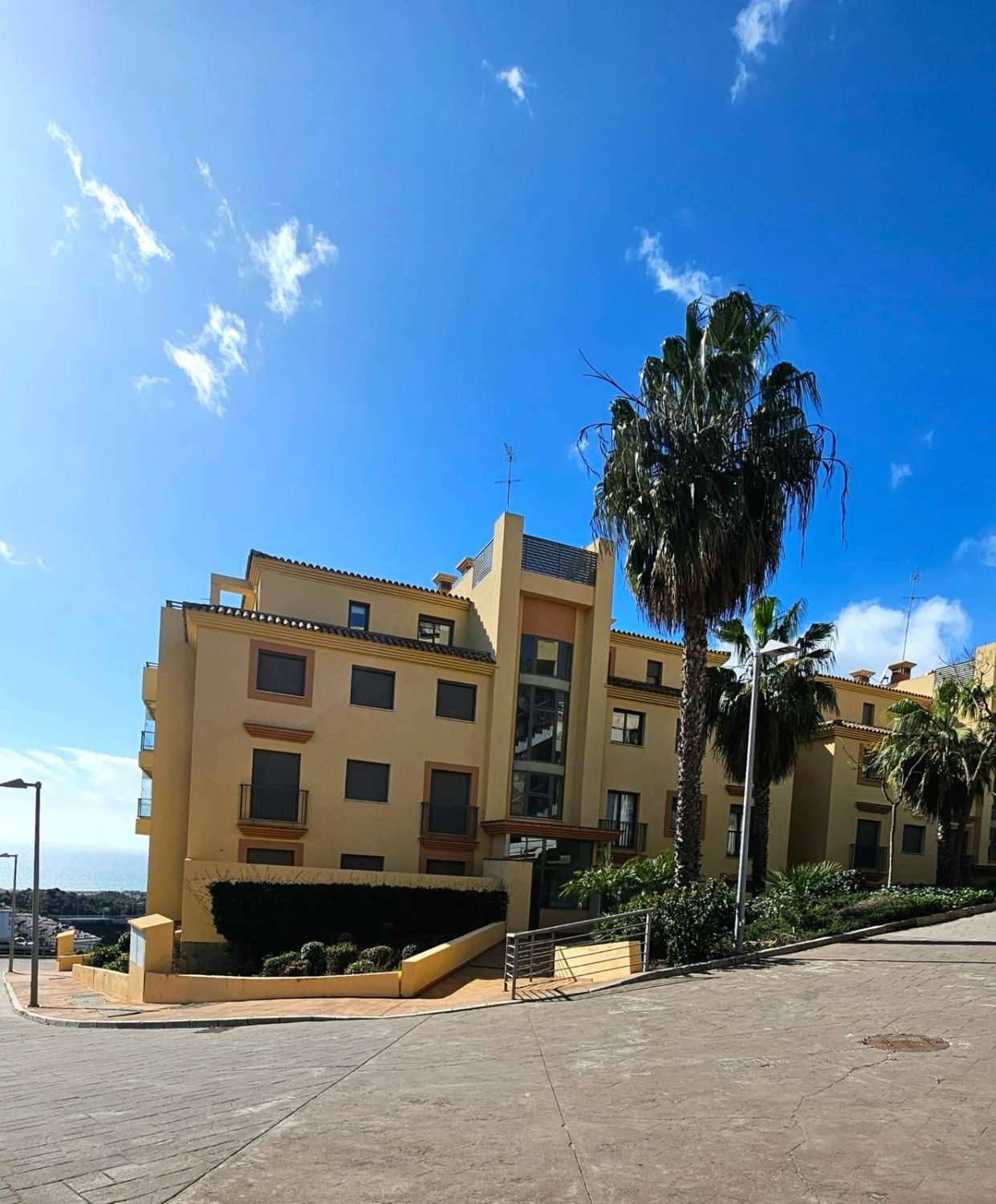Praktfull leilighet med havutsikt til salgs i Calahonda (Mijas)