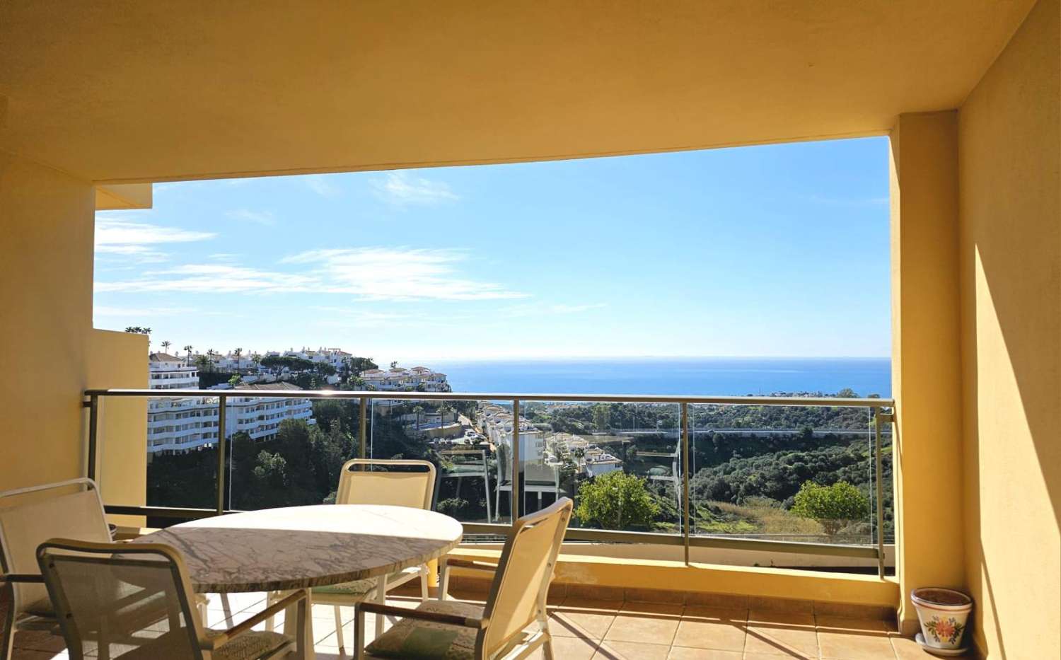 Praktfull leilighet med havutsikt til salgs i Calahonda (Mijas)