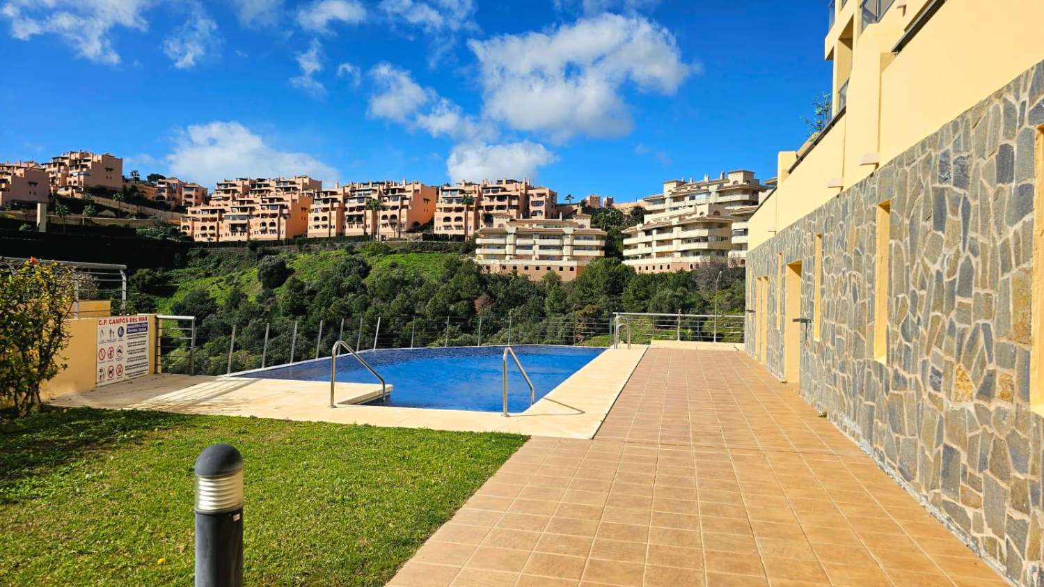 Praktfull leilighet med havutsikt til salgs i Calahonda (Mijas)