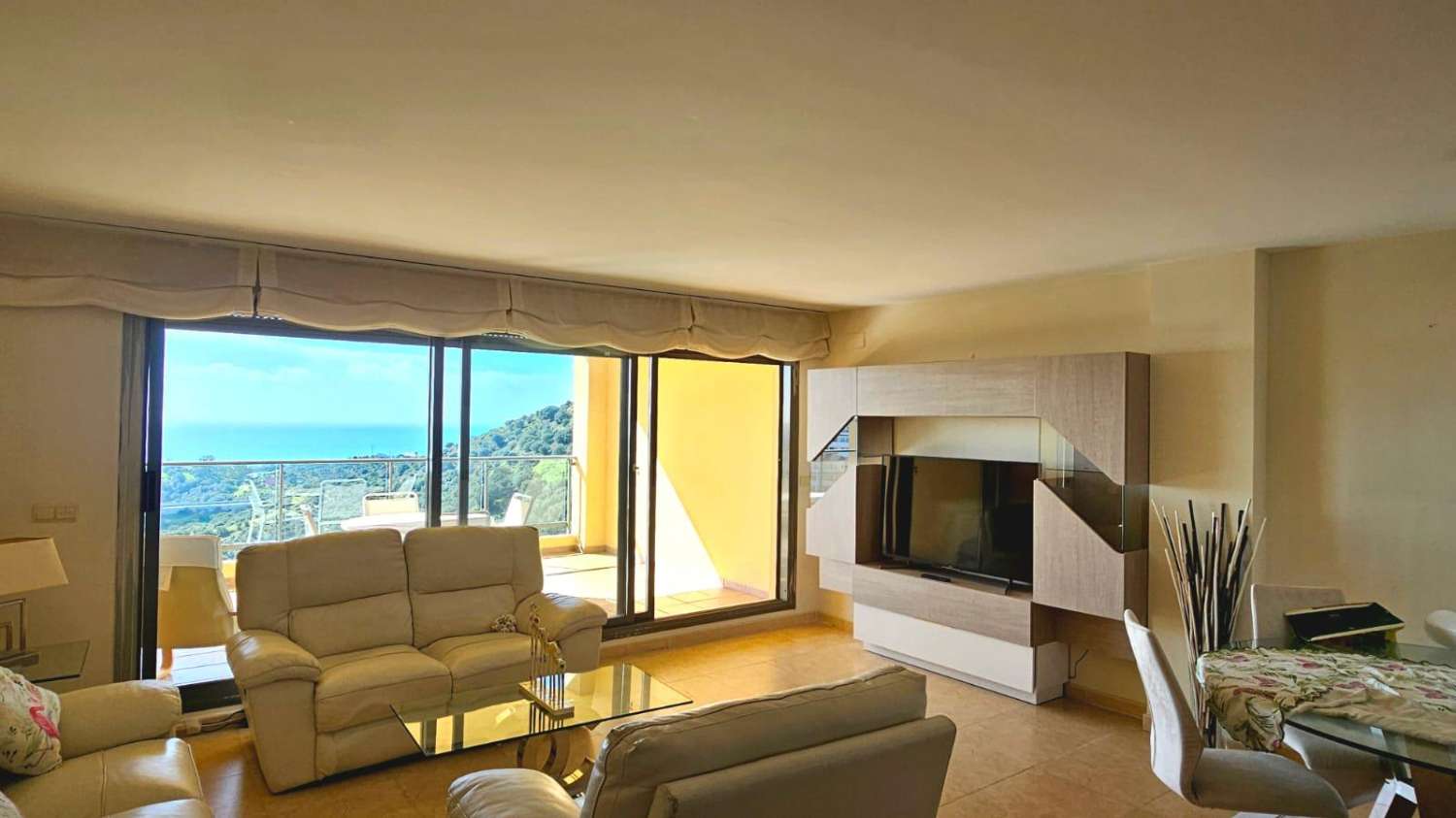 Praktfull leilighet med havutsikt til salgs i Calahonda (Mijas)