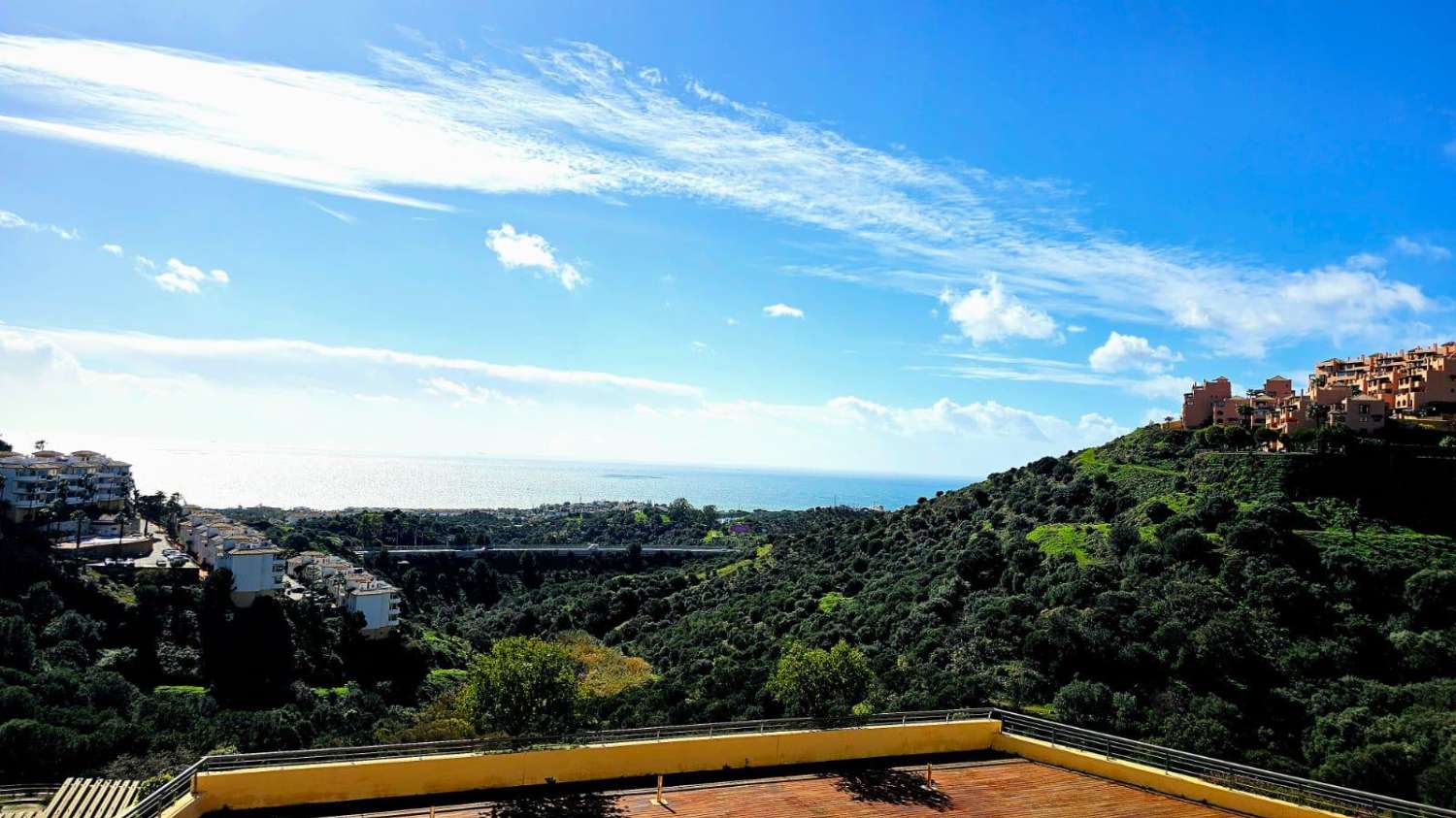 Praktfull leilighet med havutsikt til salgs i Calahonda (Mijas)