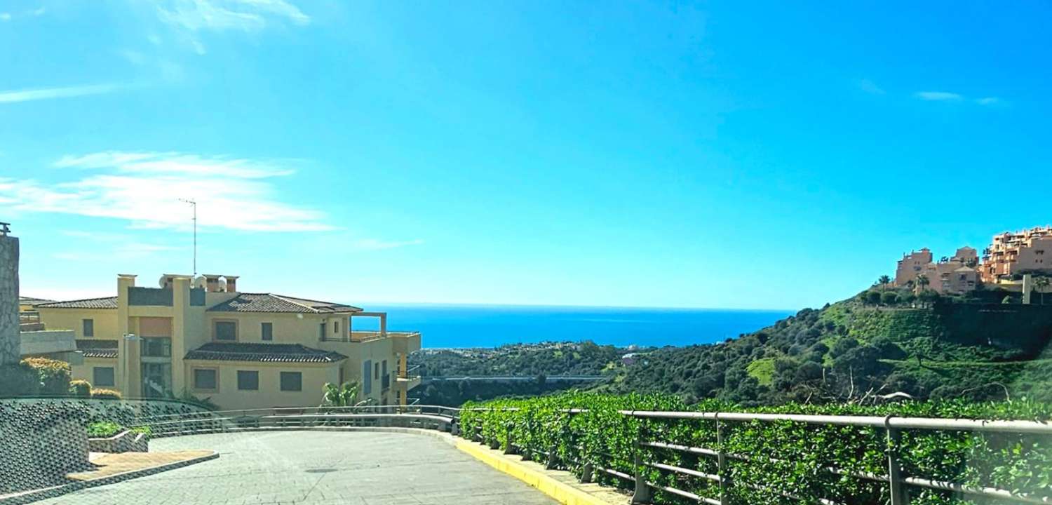 Praktfull leilighet med havutsikt til salgs i Calahonda (Mijas)