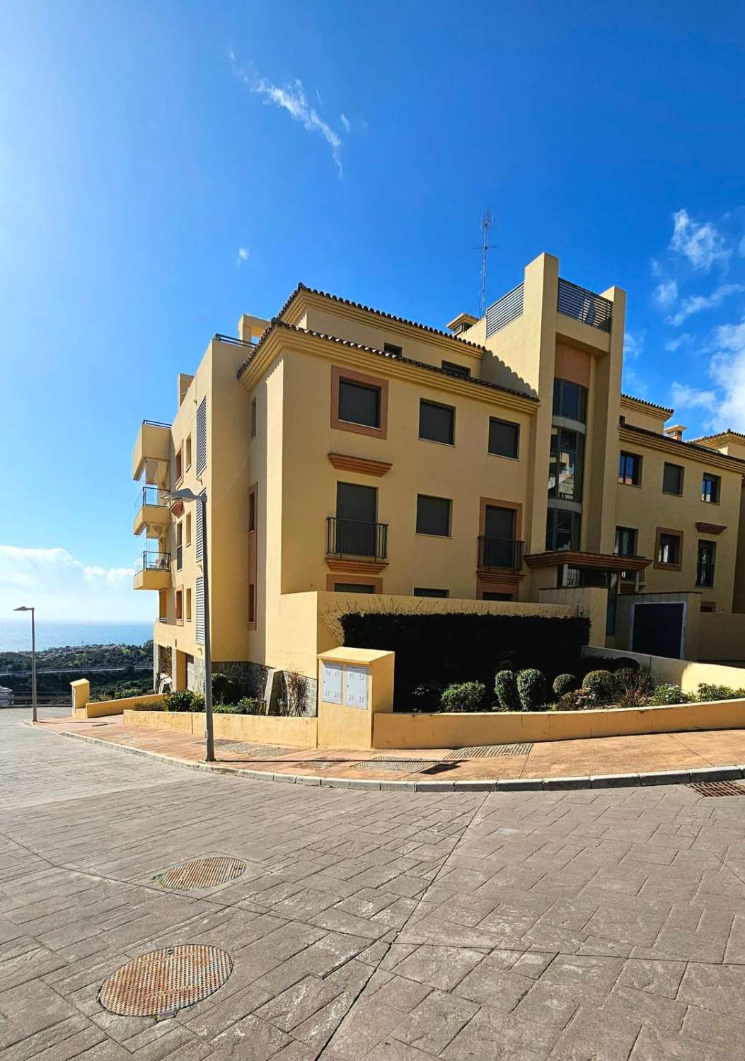 Praktfull leilighet med havutsikt til salgs i Calahonda (Mijas)