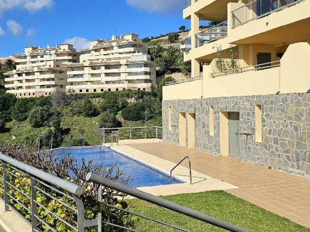 Praktfull leilighet med havutsikt til salgs i Calahonda (Mijas)