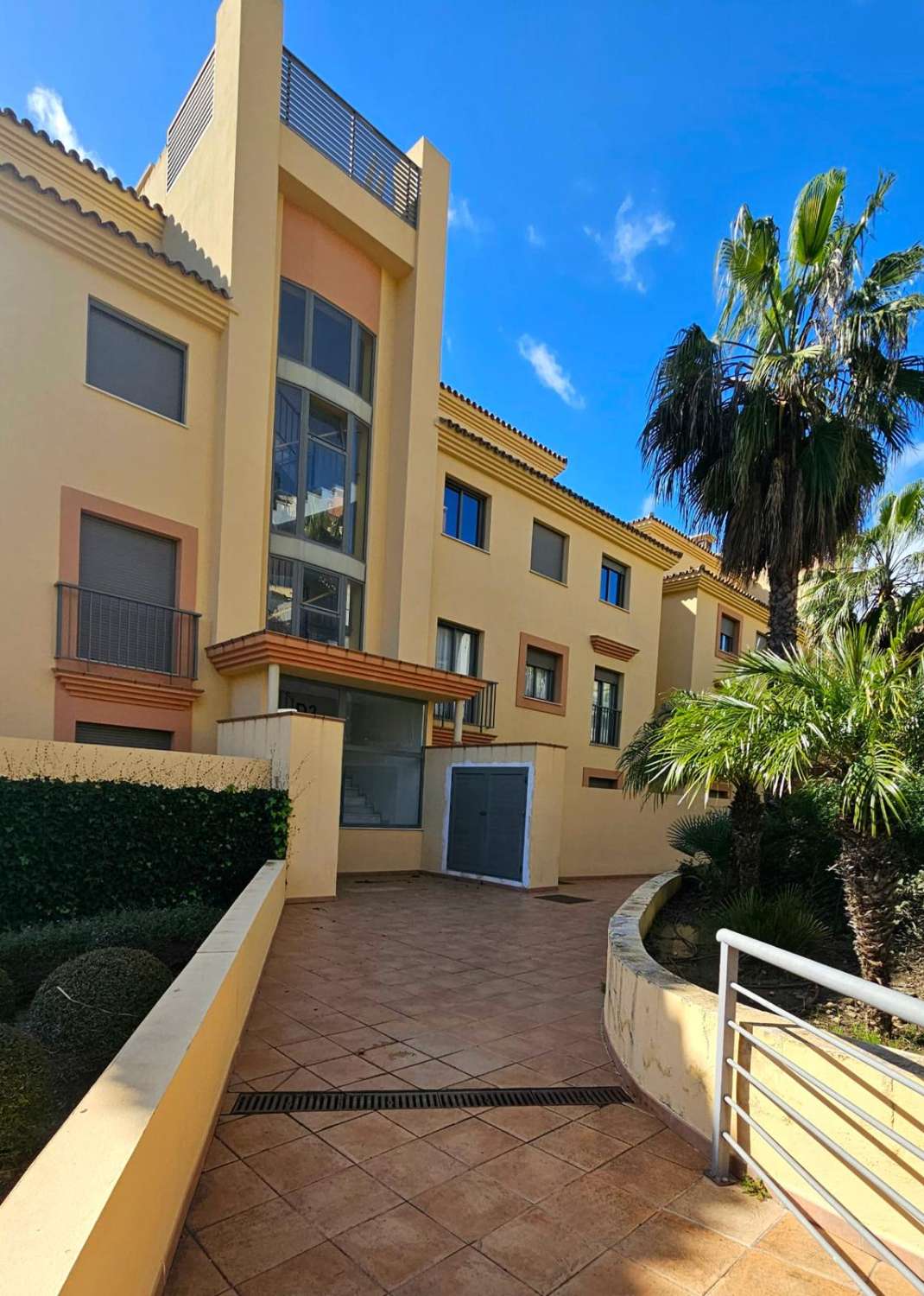 Praktfull leilighet med havutsikt til salgs i Calahonda (Mijas)