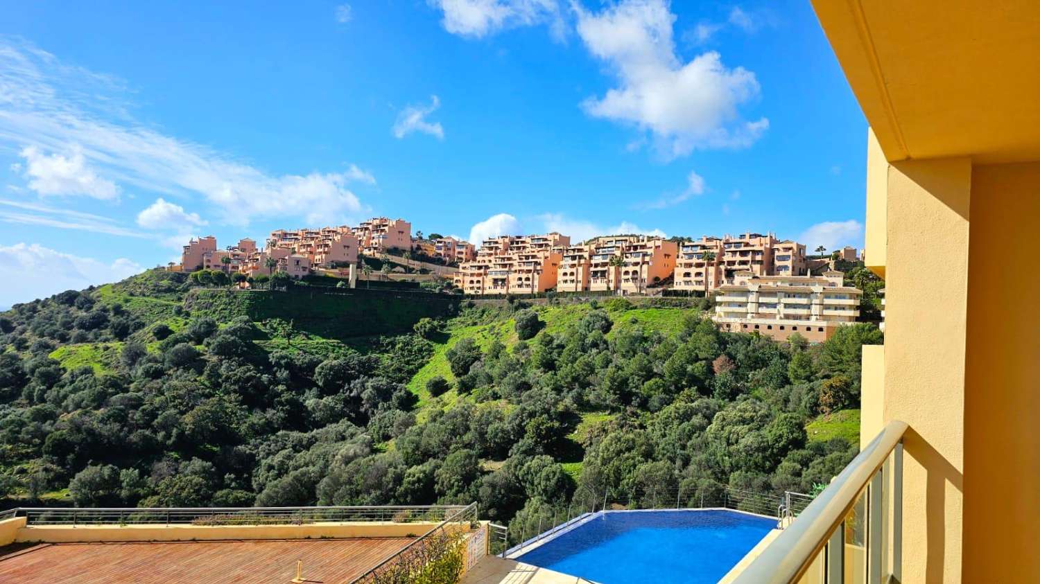 Praktfull leilighet med havutsikt til salgs i Calahonda (Mijas)