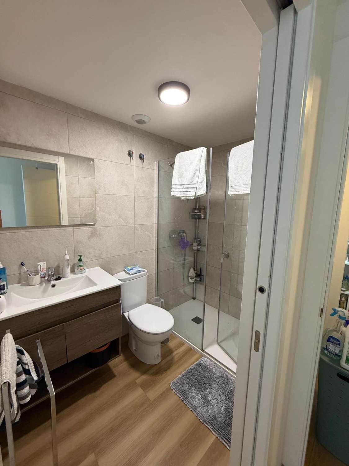 LARGA TEMPORADA . SE ALQUILA DESDE 15.6.26 BONITO APARTAMENTO  A ESTRENAR EN CENTRO DE FUENGIROLA